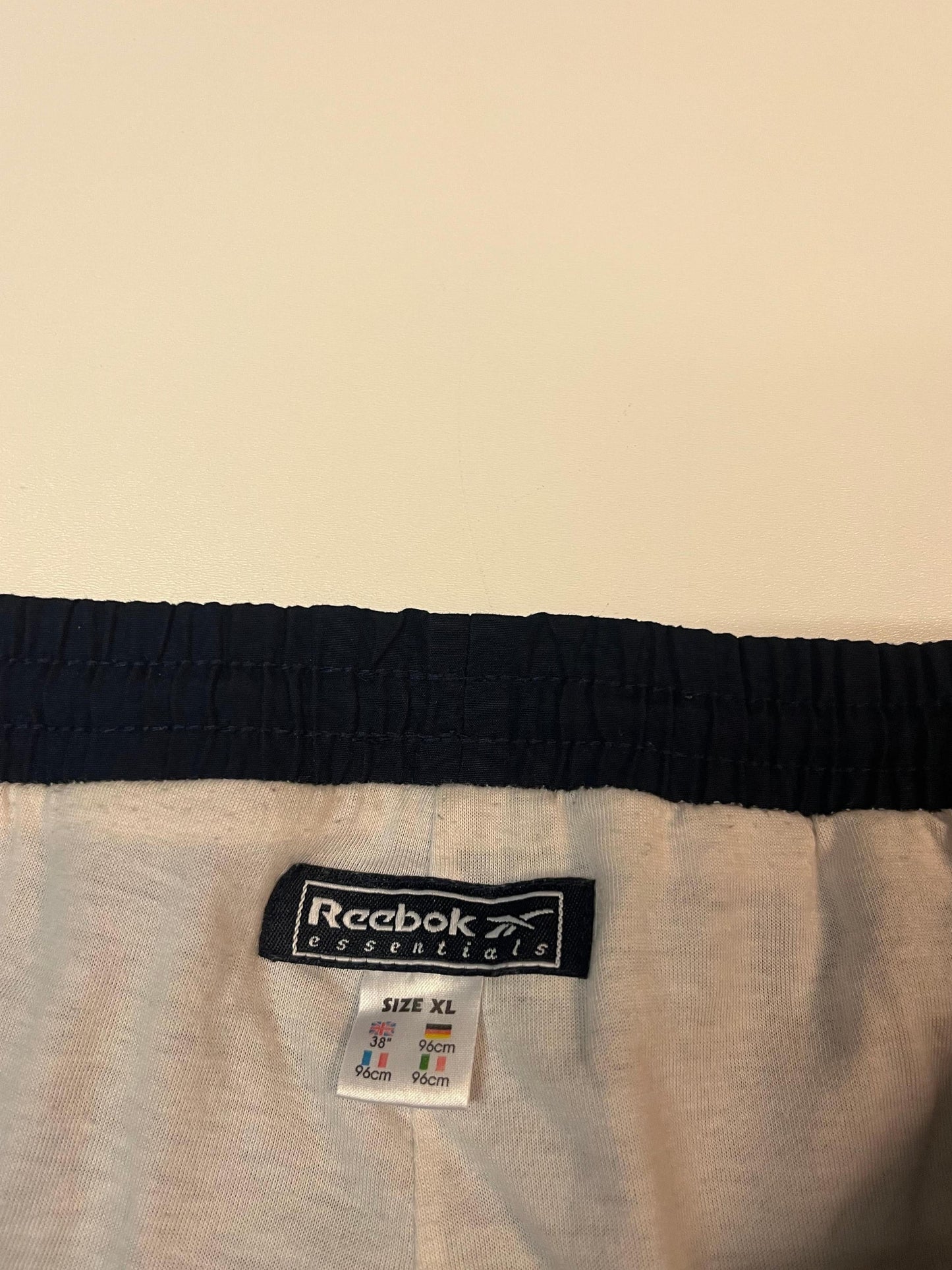 Entdecke unsere Vintage Track Pants von Nike und anderen Marken, erhältlich bei Valuxery.de - Dein Shop für trendige Vintage - Kleidung. Unsere Track Pants sind aus hochwertigen Materialien und