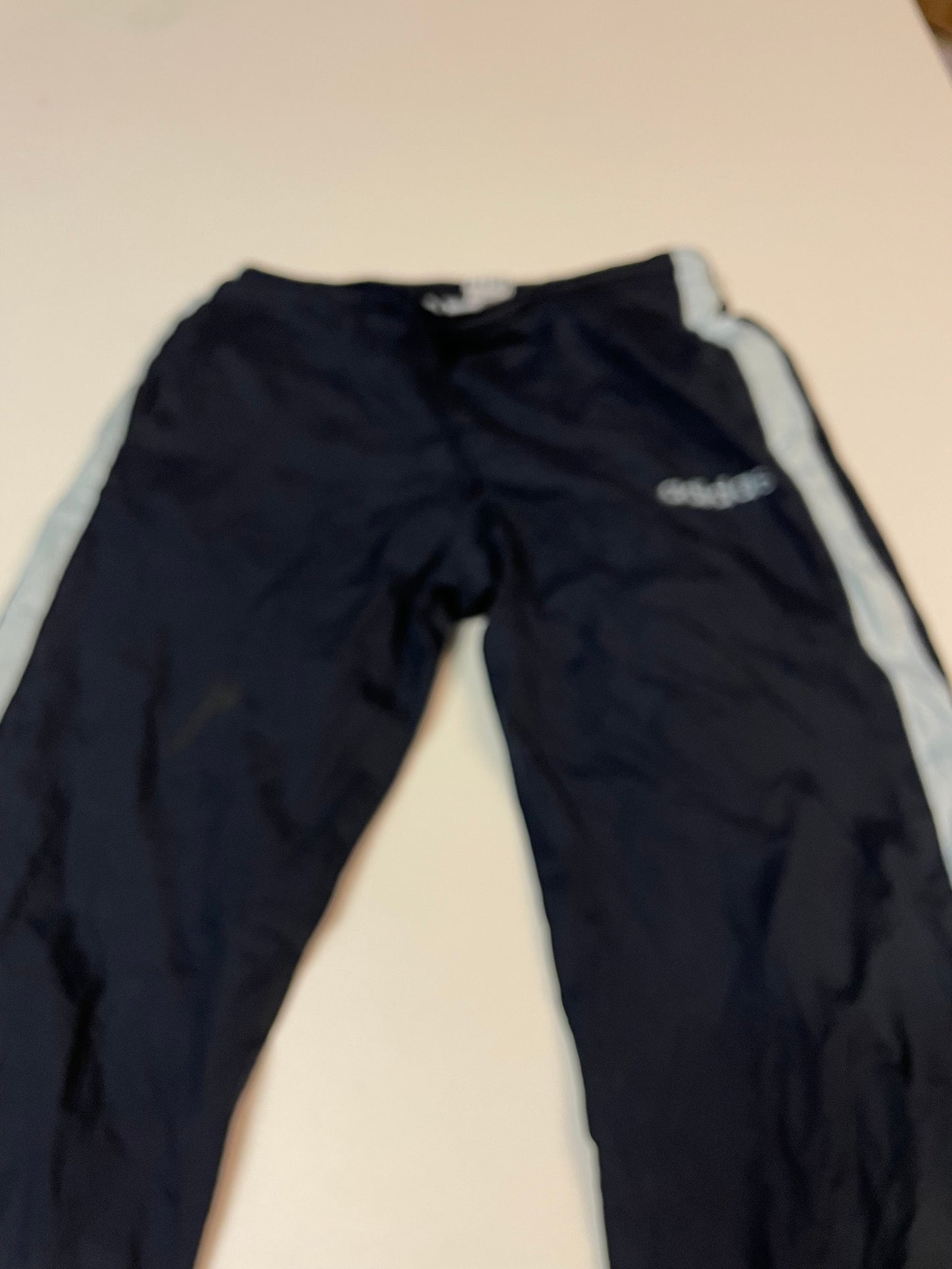 Entdecke unsere Vintage Track Pants von Nike und anderen Marken, erhältlich bei Valuxery.de - Dein Shop für trendige Vintage - Kleidung. Unsere Track Pants sind aus hochwertigen Materialien und