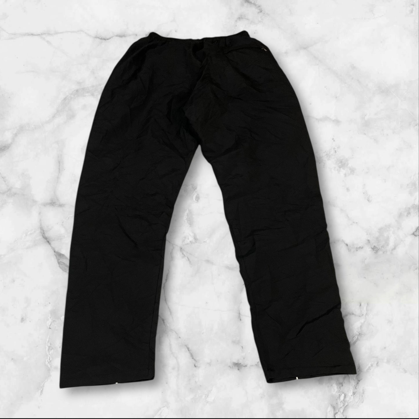 Entdecke unsere Vintage Track Pants von Nike und anderen Marken, erhältlich bei Valuxery.de - Dein Shop für trendige Vintage - Kleidung. Unsere Track Pants sind aus hochwertigen Materialien und