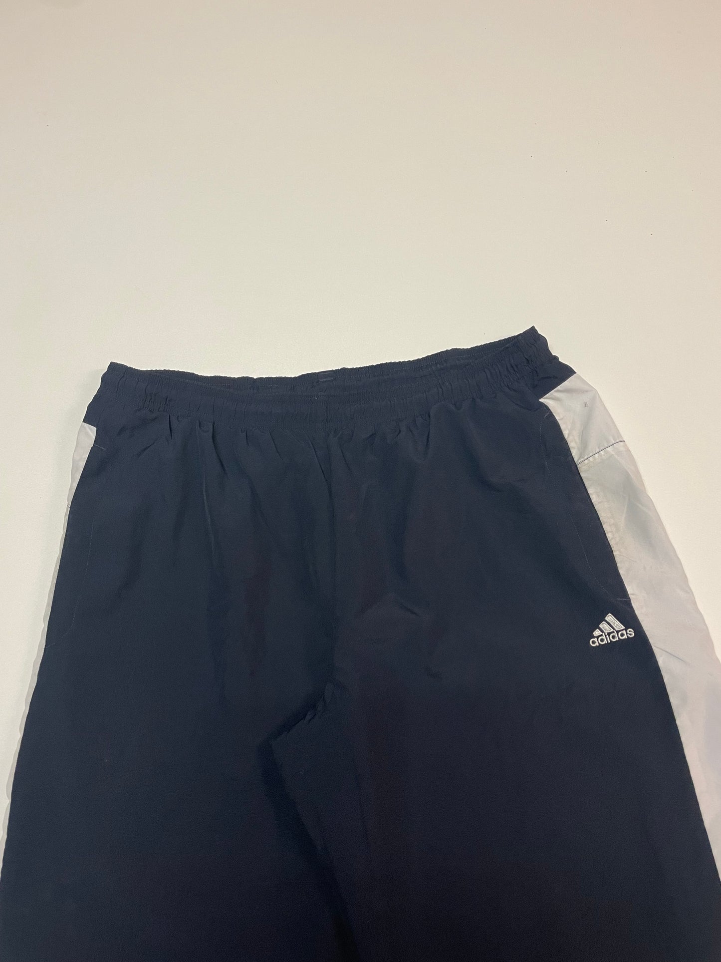 Entdecke unsere Vintage Track Pants von Nike und anderen Marken, erhältlich bei Valuxery.de - Dein Shop für trendige Vintage - Kleidung. Unsere Track Pants sind aus hochwertigen Materialien und