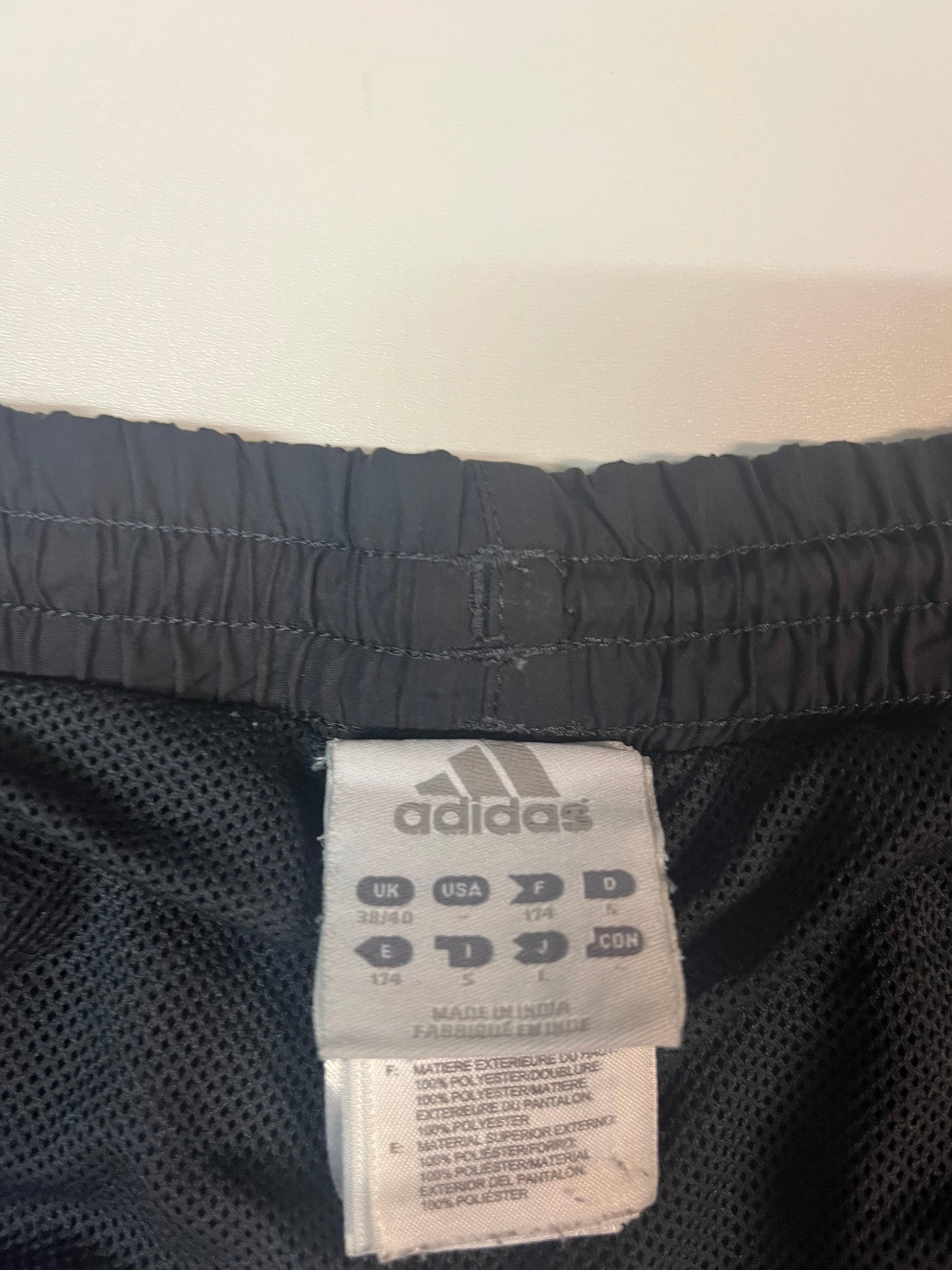 Entdecke unsere Vintage Track Pants von Nike und anderen Marken, erhältlich bei Valuxery.de - Dein Shop für trendige Vintage - Kleidung. Unsere Track Pants sind aus hochwertigen Materialien und