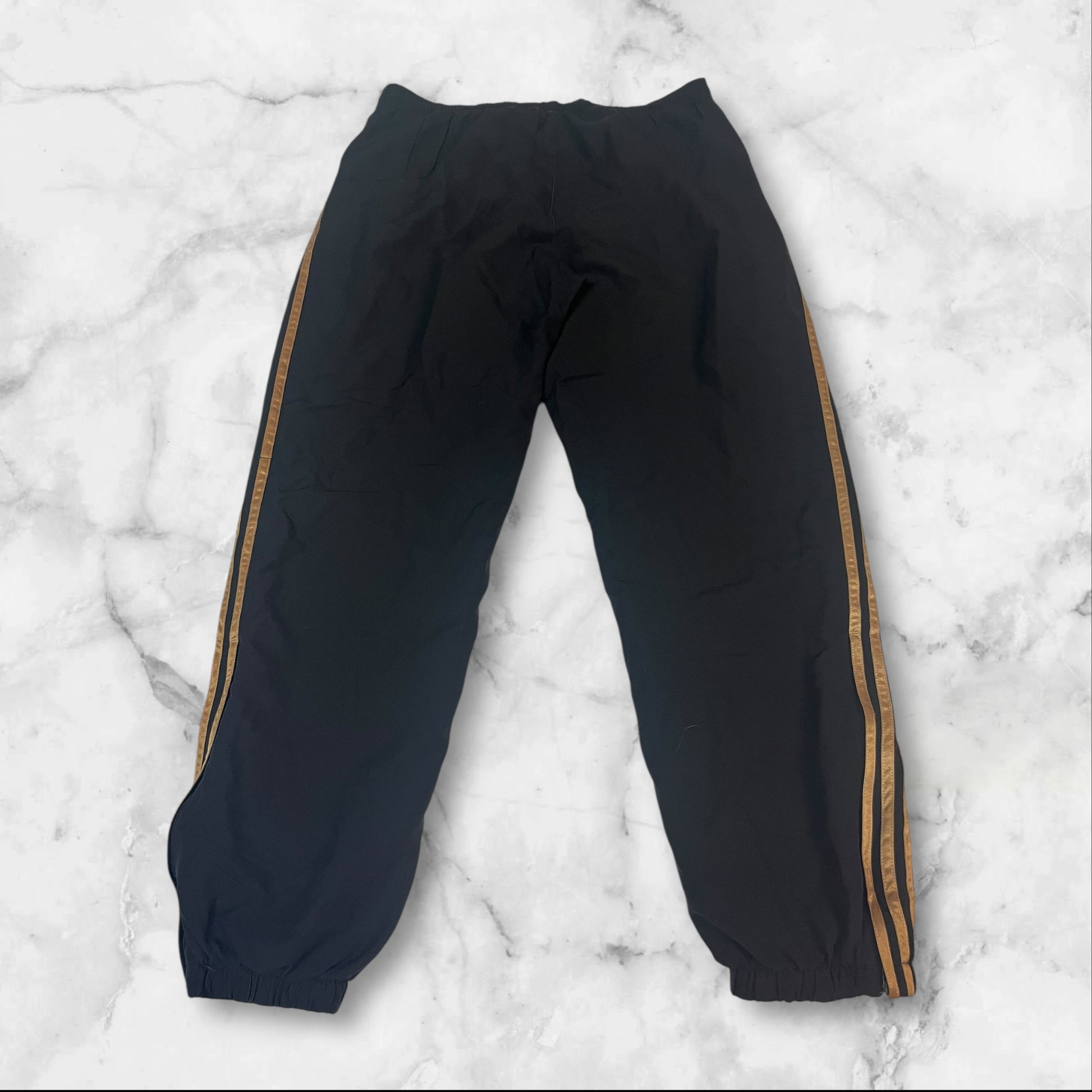 Entdecke unsere Vintage Track Pants von Nike und anderen Marken, erhältlich bei Valuxery.de - Dein Shop für trendige Vintage - Kleidung. Unsere Track Pants sind aus hochwertigen Materialien und