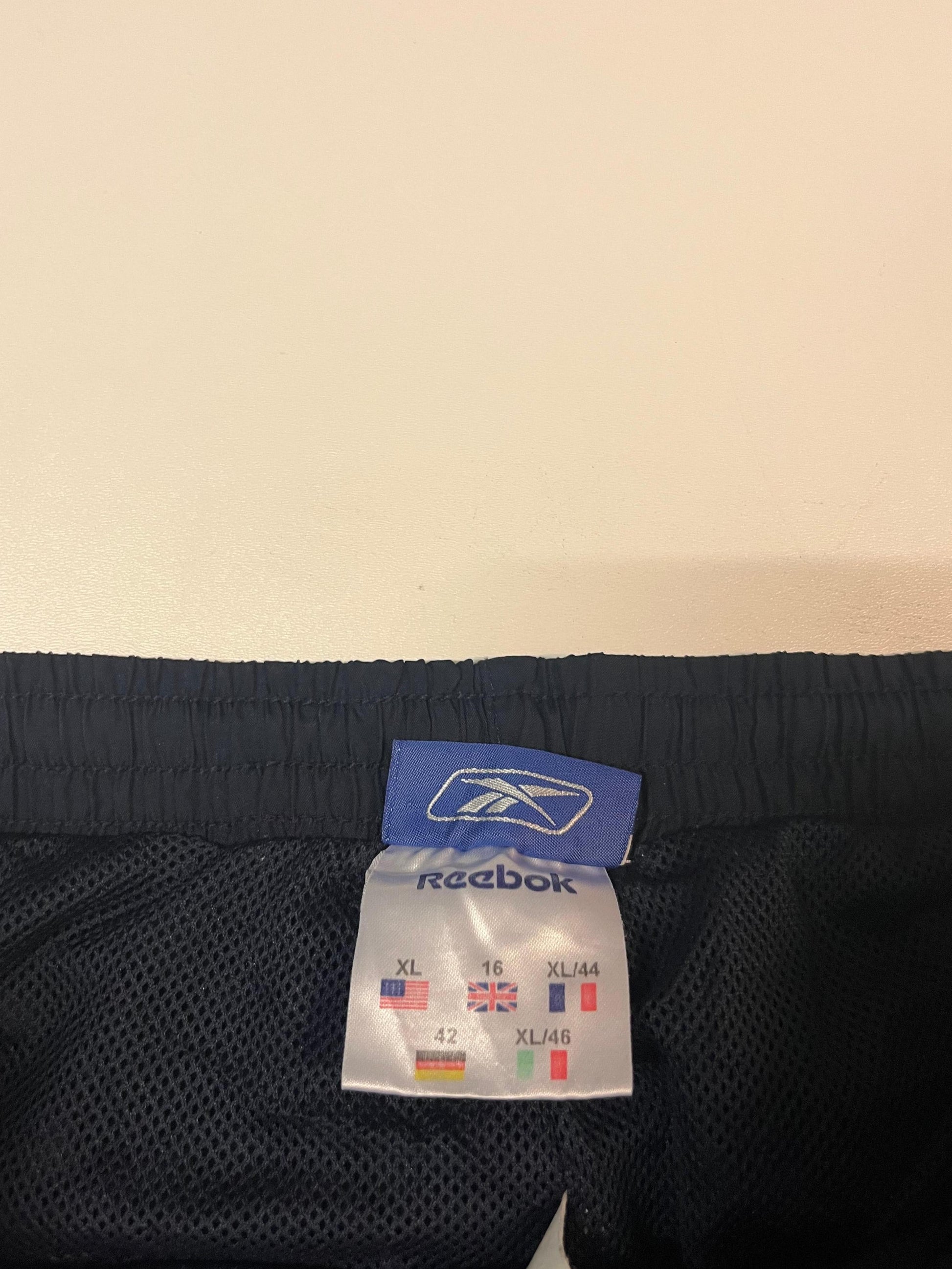 Entdecke unsere Vintage Track Pants von Nike und anderen Marken, erhältlich bei Valuxery.de - Dein Shop für trendige Vintage - Kleidung. Unsere Track Pants sind aus hochwertigen Materialien und