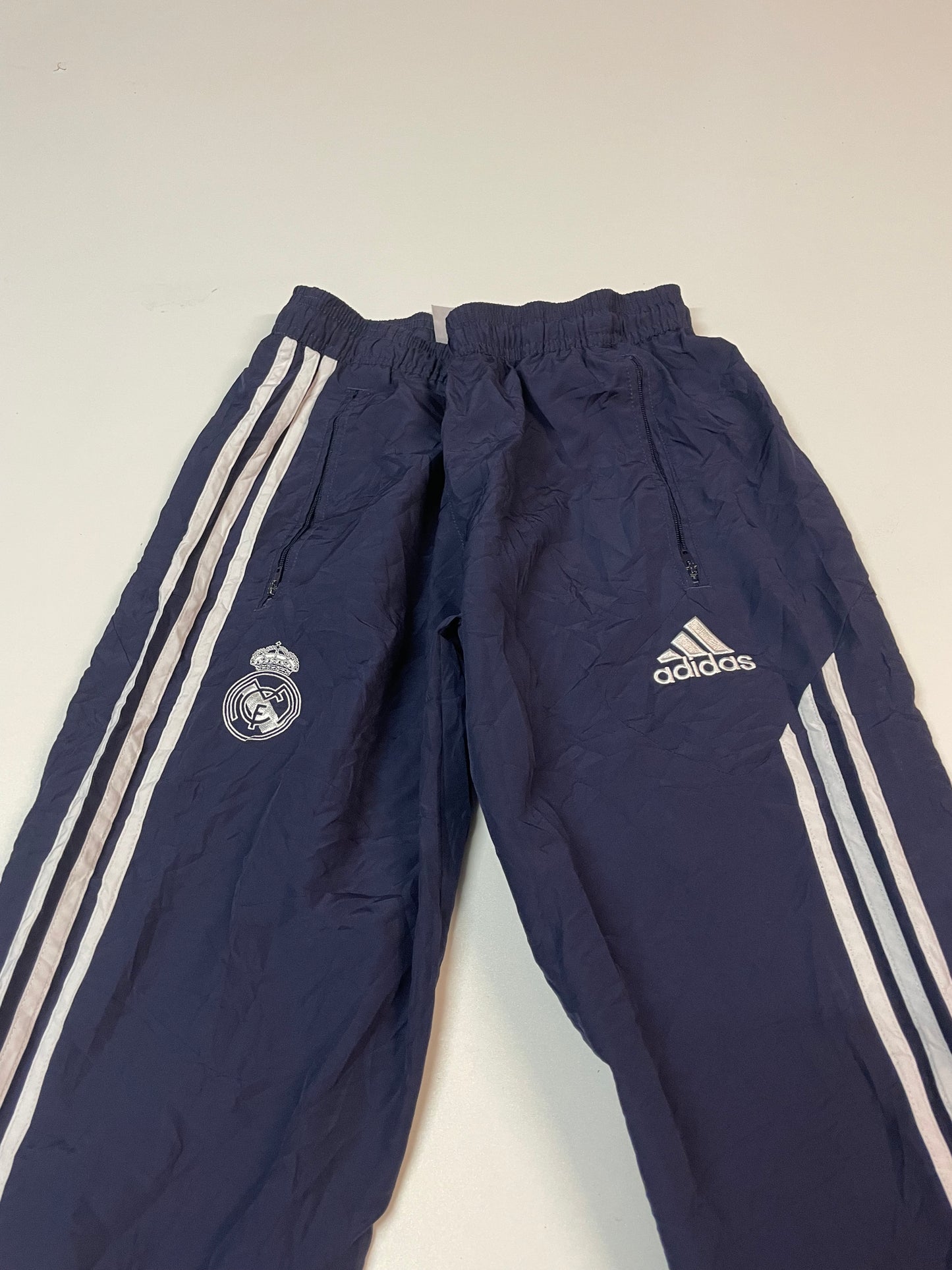 Entdecke unsere Vintage Track Pants von Nike und anderen Marken, erhältlich bei Valuxery.de - Dein Shop für trendige Vintage - Kleidung. Unsere Track Pants sind aus hochwertigen Materialien und