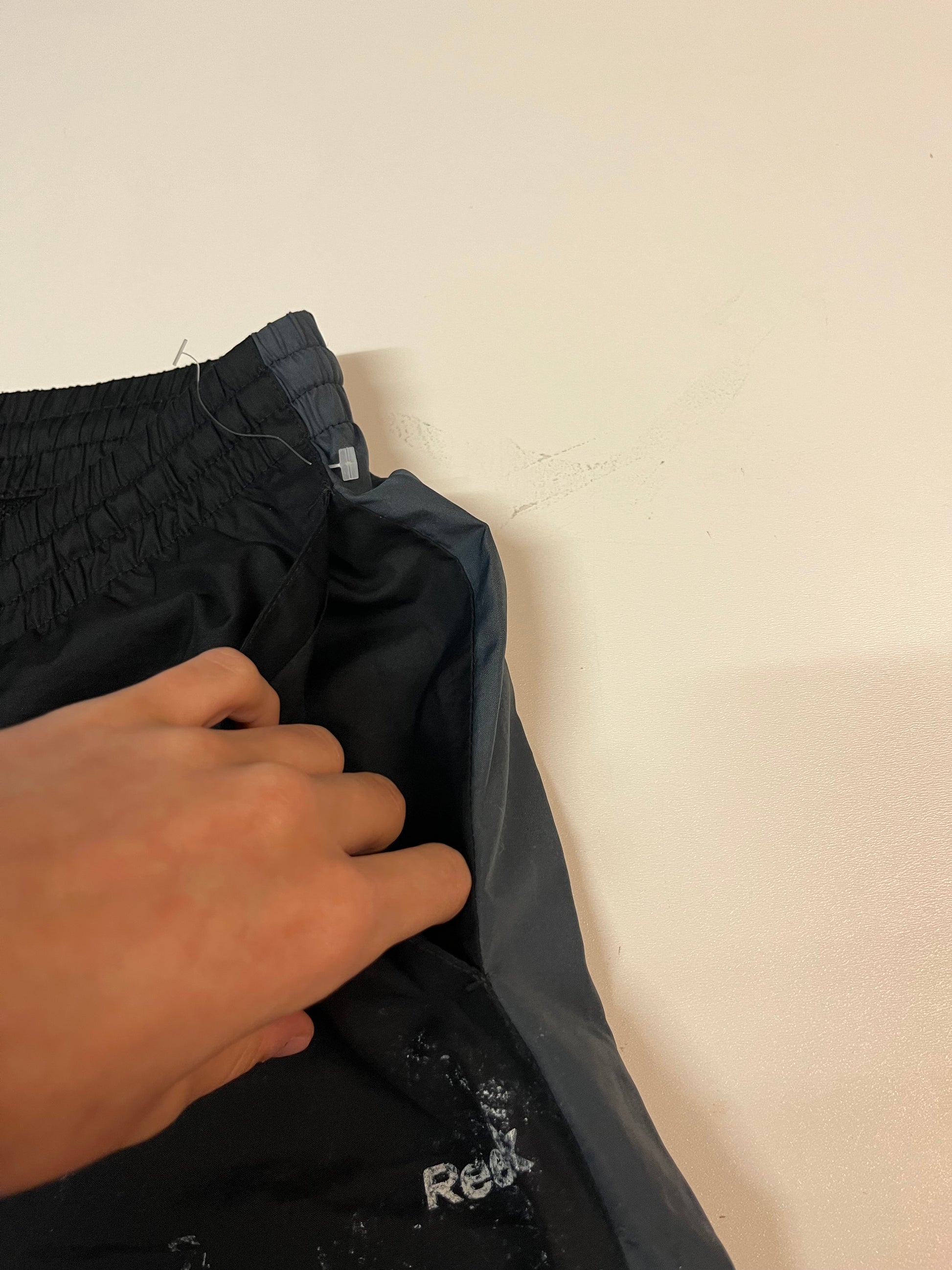 Entdecke unsere Vintage Track Pants von Nike und anderen Marken, erhältlich bei Valuxery.de - Dein Shop für trendige Vintage - Kleidung. Unsere Track Pants sind aus hochwertigen Materialien und