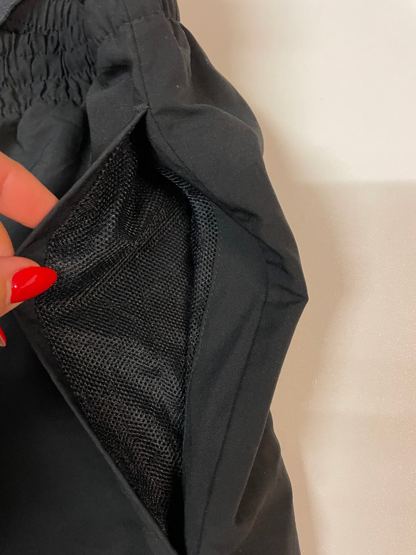 Entdecke unsere Vintage Track Pants von Nike und anderen Marken, erhältlich bei Valuxery.de - Dein Shop für trendige Vintage - Kleidung. Unsere Track Pants sind aus hochwertigen Materialien und