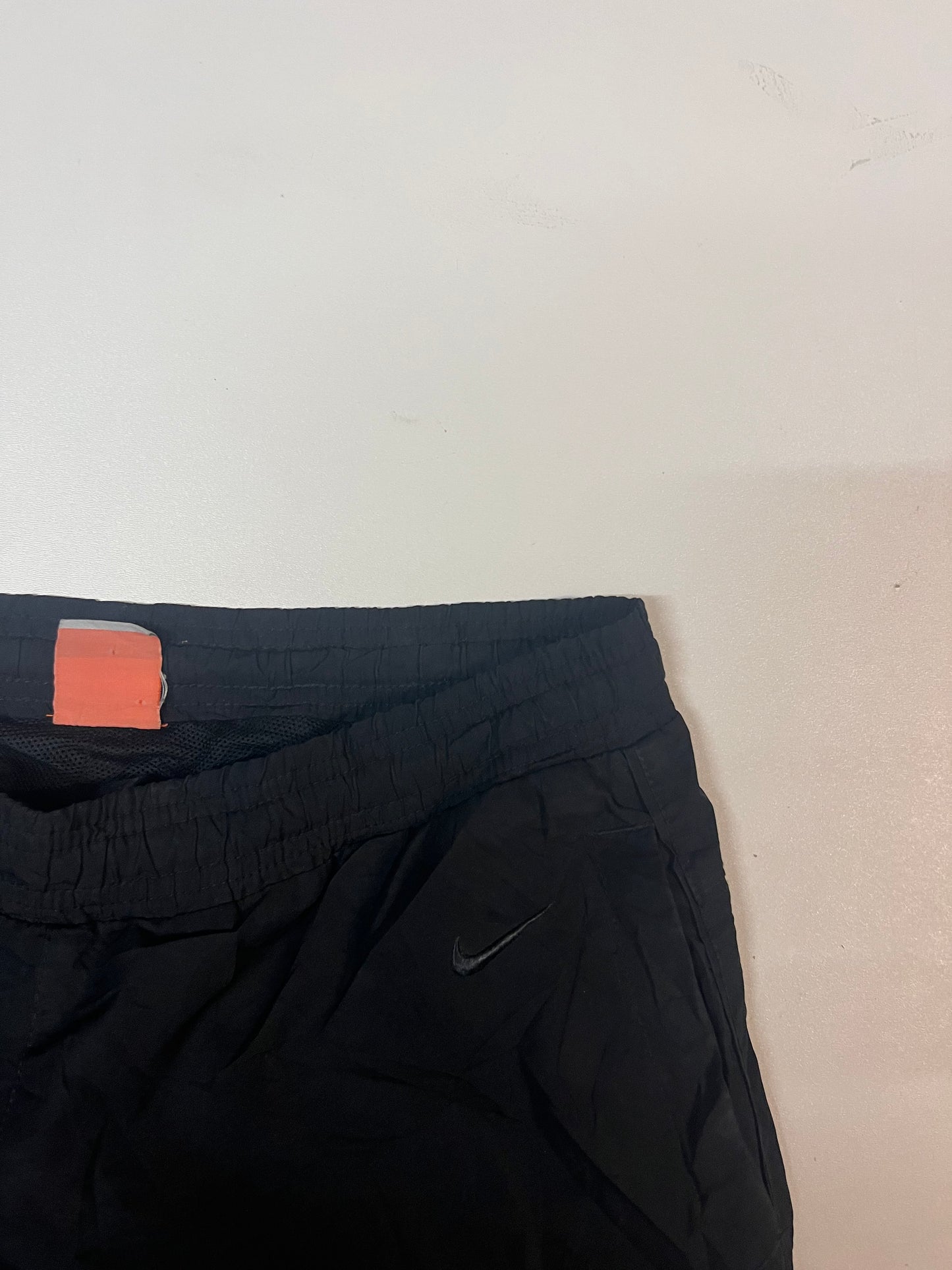 Entdecke unsere Vintage Track Pants von Nike und anderen Marken, erhältlich bei Valuxery.de - Dein Shop für trendige Vintage - Kleidung. Unsere Track Pants sind aus hochwertigen Materialien und