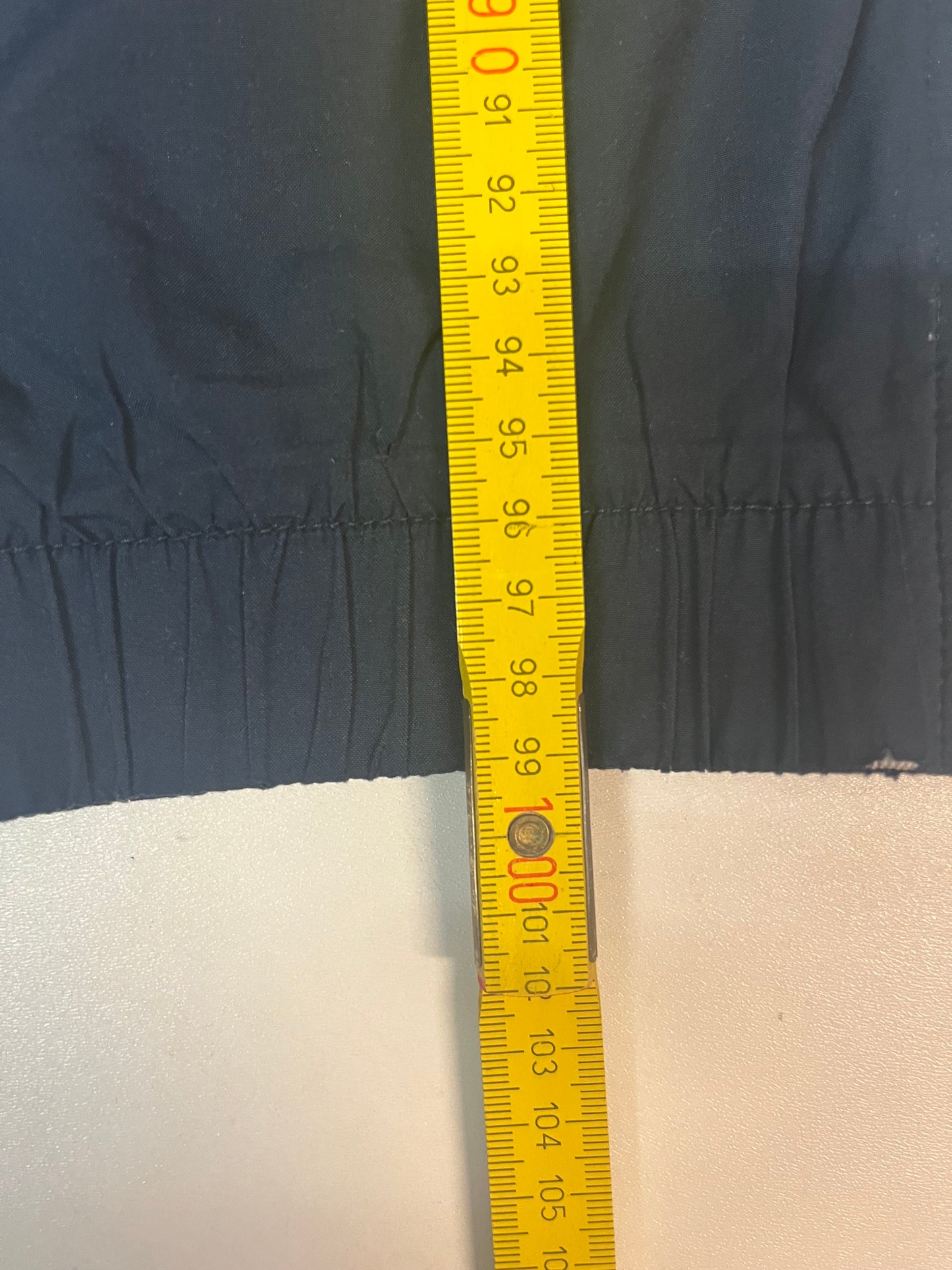 Entdecke unsere Vintage Track Pants von Nike und anderen Marken, erhältlich bei Valuxery.de - Dein Shop für trendige Vintage - Kleidung. Unsere Track Pants sind aus hochwertigen Materialien und