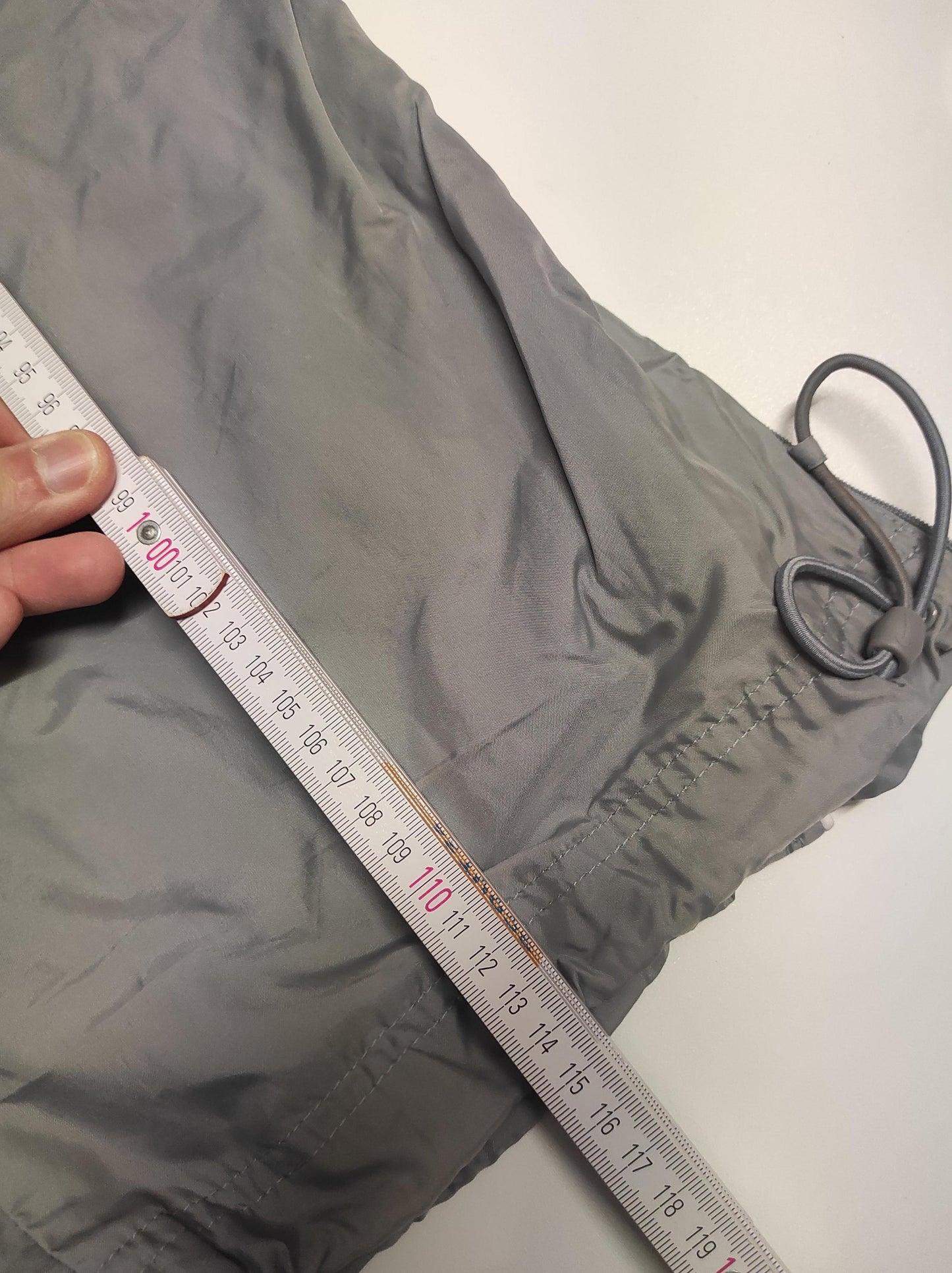 Entdecke unsere Vintage Track Pants von Nike und anderen Marken, erhältlich bei Valuxery.de - Dein Shop für trendige Vintage - Kleidung. Unsere Track Pants sind aus hochwertigen Materialien und