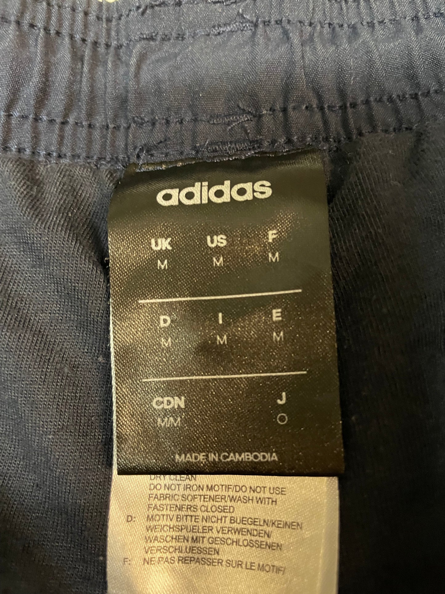 Entdecke unsere Vintage Track Pants von Nike und anderen Marken, erhältlich bei Valuxery.de - Dein Shop für trendige Vintage - Kleidung. Unsere Track Pants sind aus hochwertigen Materialien und