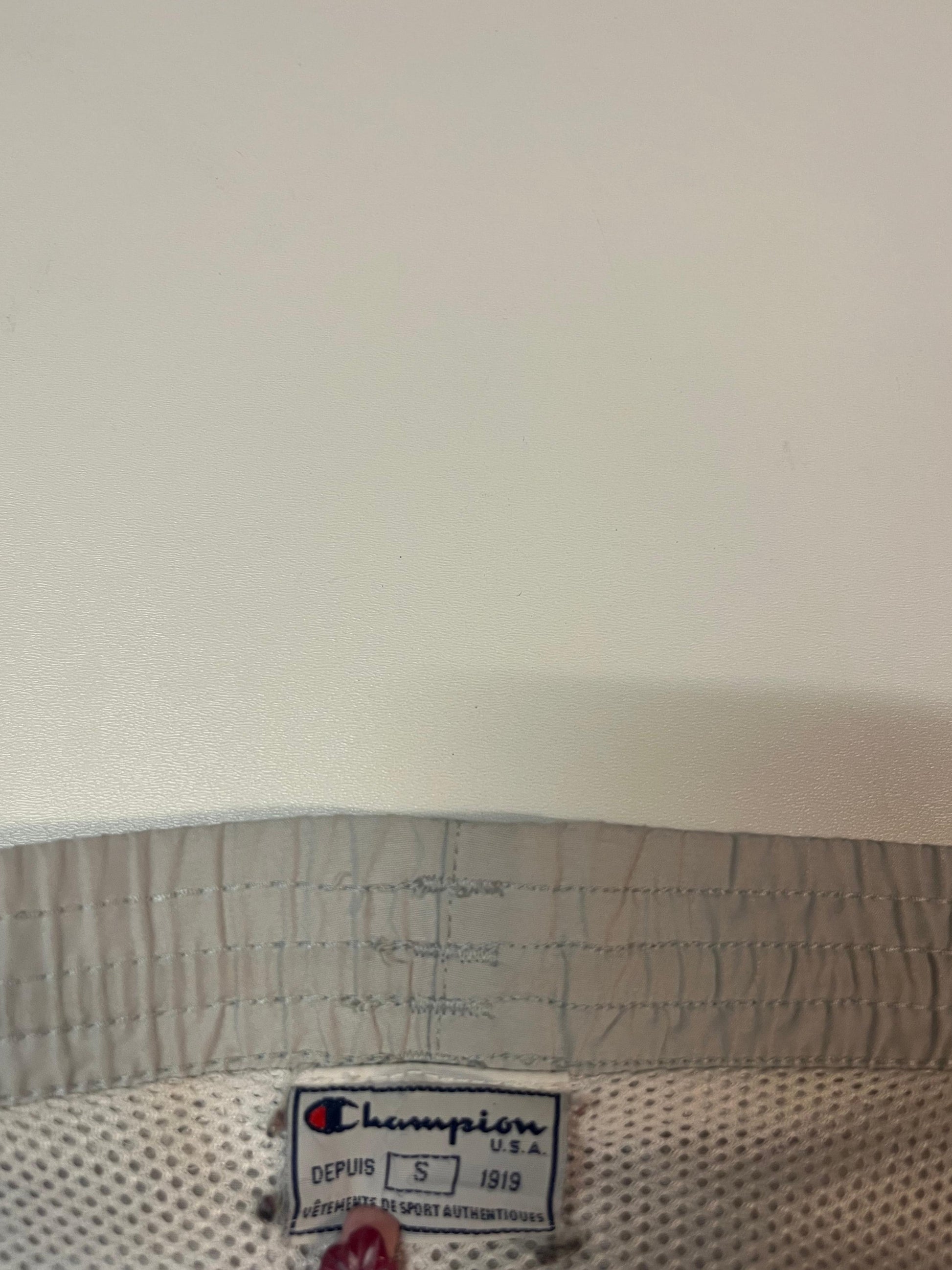 Entdecke unsere Vintage Track Pants von Nike und anderen Marken, erhältlich bei Valuxery.de - Dein Shop für trendige Vintage - Kleidung. Unsere Track Pants sind aus hochwertigen Materialien und