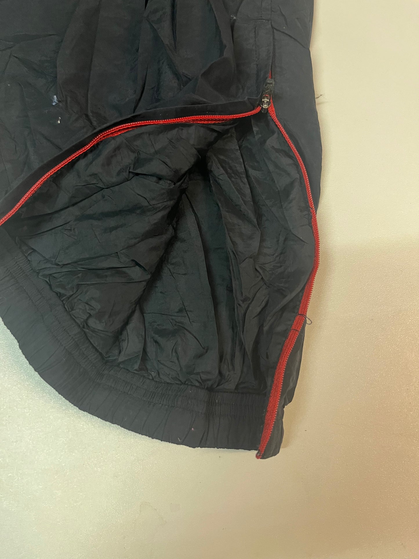Entdecke unsere Vintage Track Pants von Nike und anderen Marken, erhältlich bei Valuxery.de - Dein Shop für trendige Vintage - Kleidung. Unsere Track Pants sind aus hochwertigen Materialien und