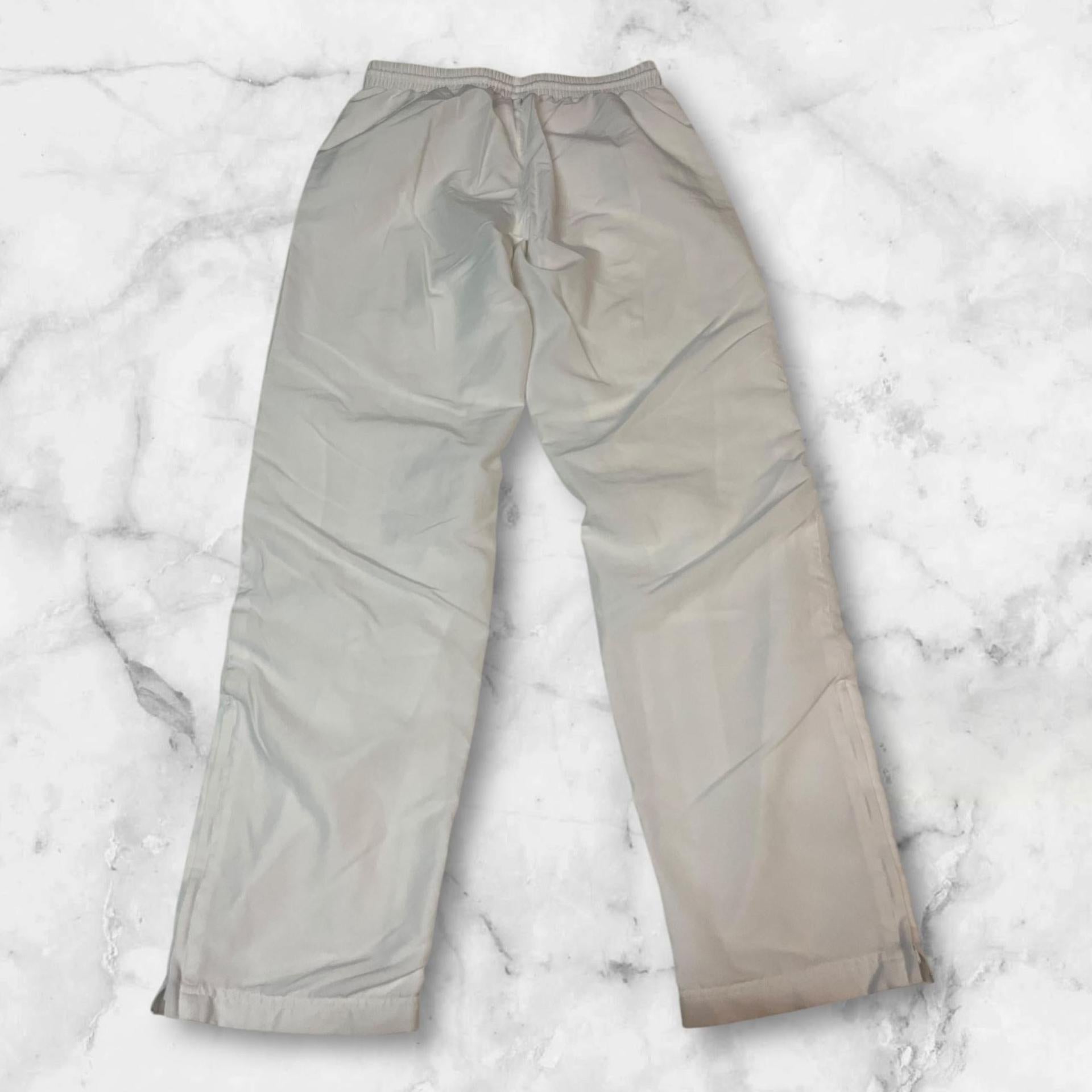 Entdecke unsere Vintage Track Pants von Nike und anderen Marken, erhältlich bei Valuxery.de - Dein Shop für trendige Vintage - Kleidung. Unsere Track Pants sind aus hochwertigen Materialien und