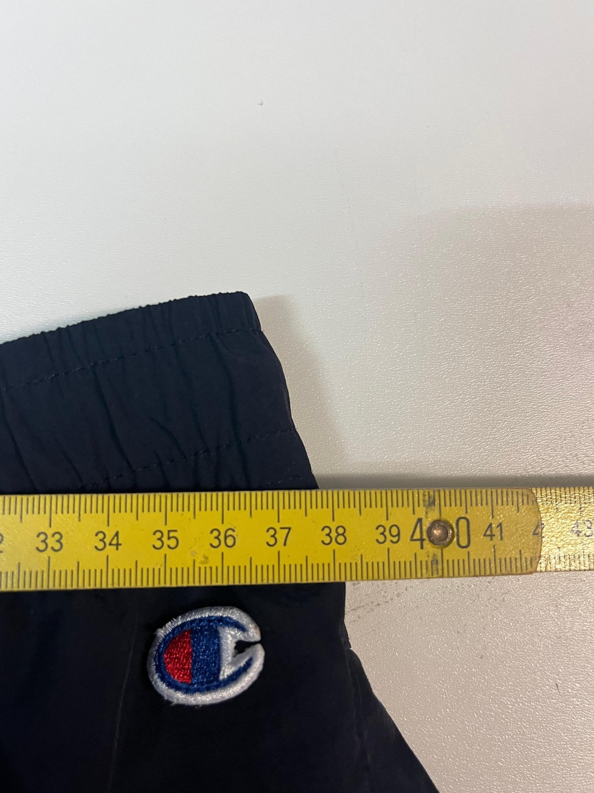 Entdecke unsere Vintage Track Pants von Nike und anderen Marken, erhältlich bei Valuxery.de - Dein Shop für trendige Vintage - Kleidung. Unsere Track Pants sind aus hochwertigen Materialien und