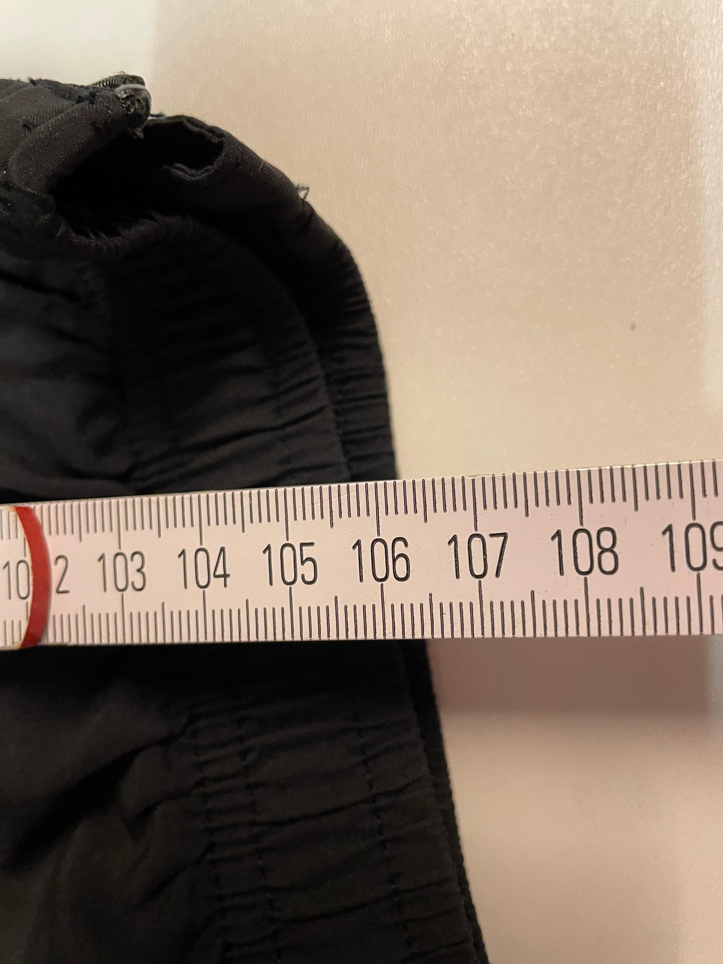 Entdecke unsere Vintage Track Pants von Nike und anderen Marken, erhältlich bei Valuxery.de - Dein Shop für trendige Vintage - Kleidung. Unsere Track Pants sind aus hochwertigen Materialien und