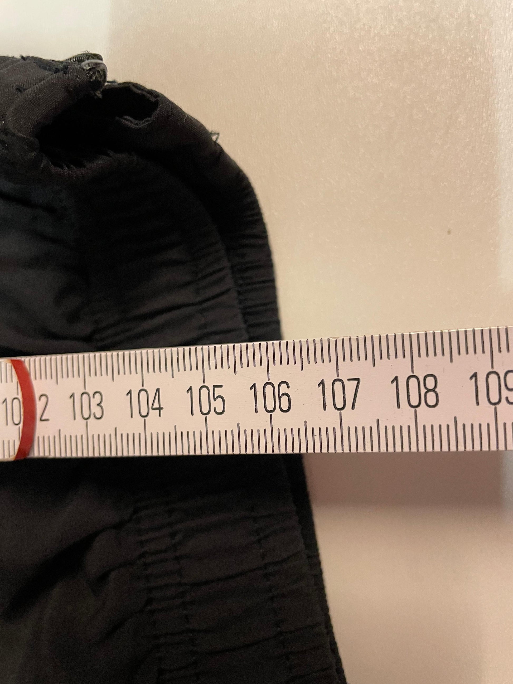 Entdecke unsere Vintage Track Pants von Nike und anderen Marken, erhältlich bei Valuxery.de - Dein Shop für trendige Vintage - Kleidung. Unsere Track Pants sind aus hochwertigen Materialien und