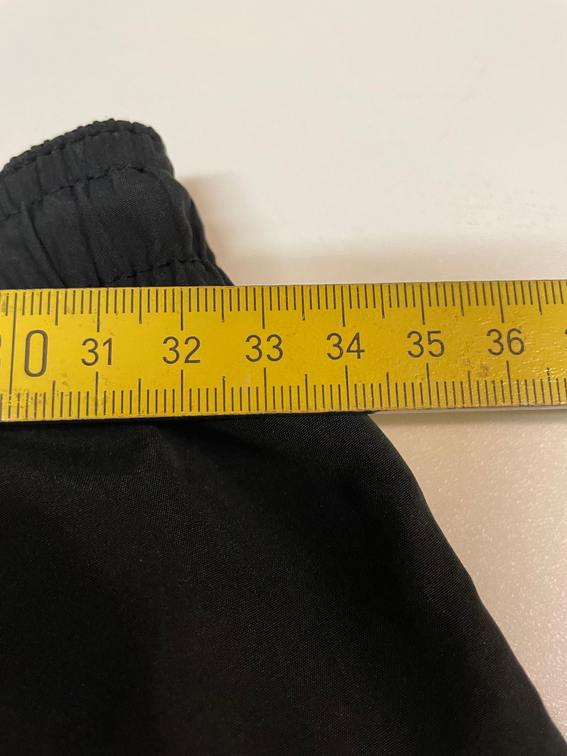 Entdecke unsere Vintage Track Pants von Nike und anderen Marken, erhältlich bei Valuxery.de - Dein Shop für trendige Vintage - Kleidung. Unsere Track Pants sind aus hochwertigen Materialien und