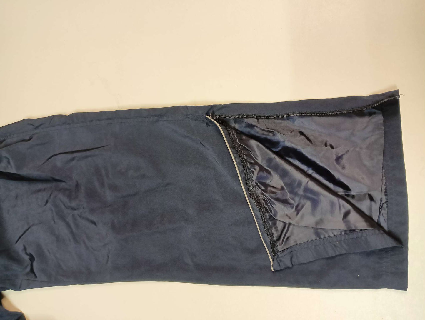 Entdecke unsere Vintage Track Pants von Nike und anderen Marken, erhältlich bei Valuxery.de - Dein Shop für trendige Vintage - Kleidung. Unsere Track Pants sind aus hochwertigen Materialien und