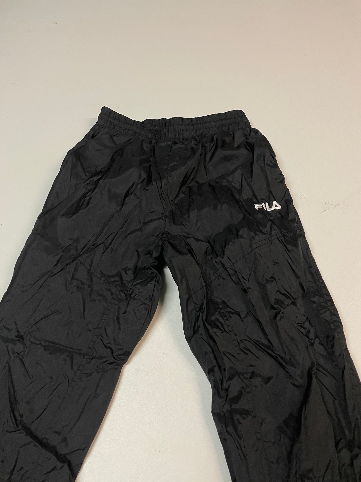 Entdecke unsere Vintage Track Pants von Nike und anderen Marken, erhältlich bei Valuxery.de - Dein Shop für trendige Vintage - Kleidung. Unsere Track Pants sind aus hochwertigen Materialien und