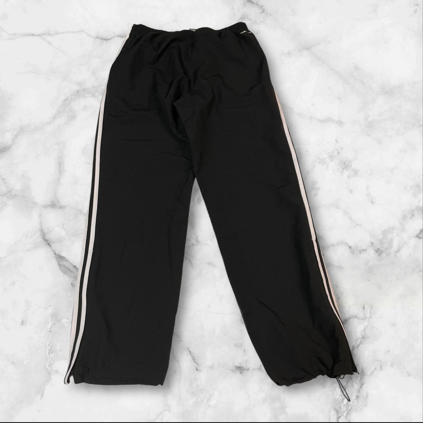 Entdecke unsere Vintage Track Pants von Nike und anderen Marken, erhältlich bei Valuxery.de - Dein Shop für trendige Vintage - Kleidung. Unsere Track Pants sind aus hochwertigen Materialien und