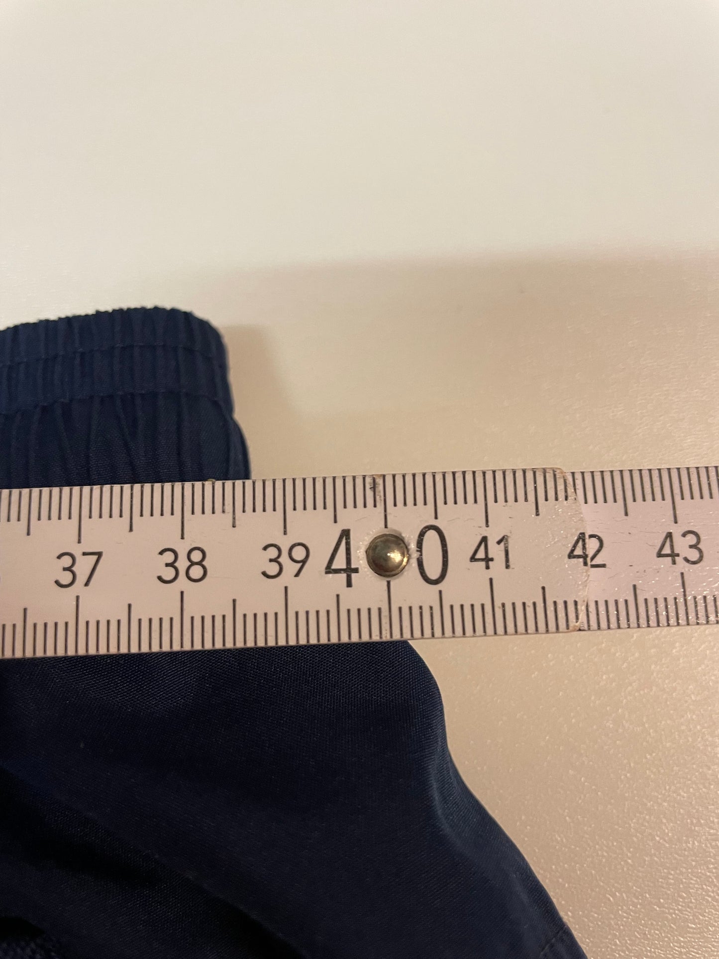 Entdecke unsere Vintage Track Pants von Nike und anderen Marken, erhältlich bei Valuxery.de - Dein Shop für trendige Vintage - Kleidung. Unsere Track Pants sind aus hochwertigen Materialien und