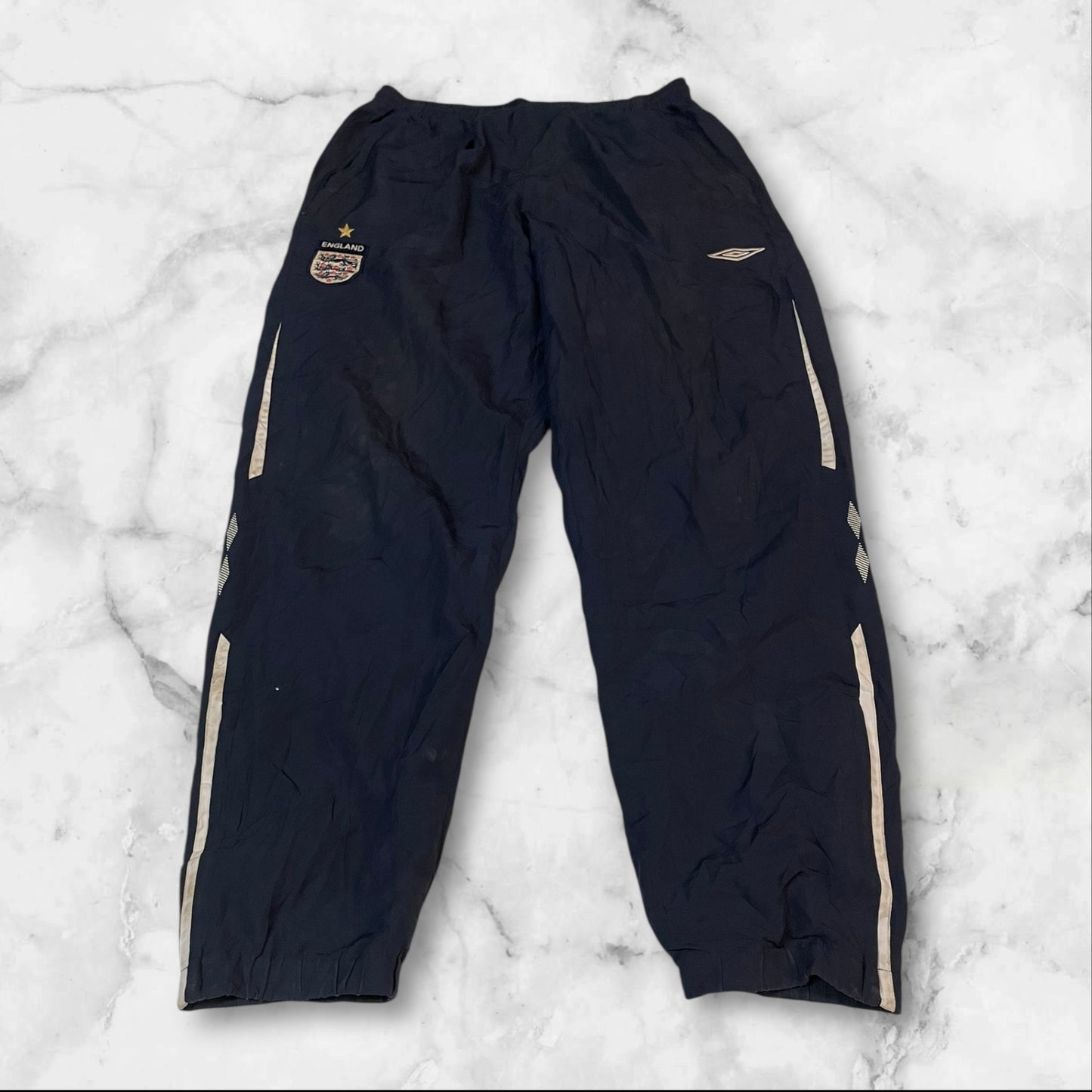 Entdecke unsere Vintage Track Pants von Nike und anderen Marken, erhältlich bei Valuxery.de - Dein Shop für trendige Vintage - Kleidung. Unsere Track Pants sind aus hochwertigen Materialien und