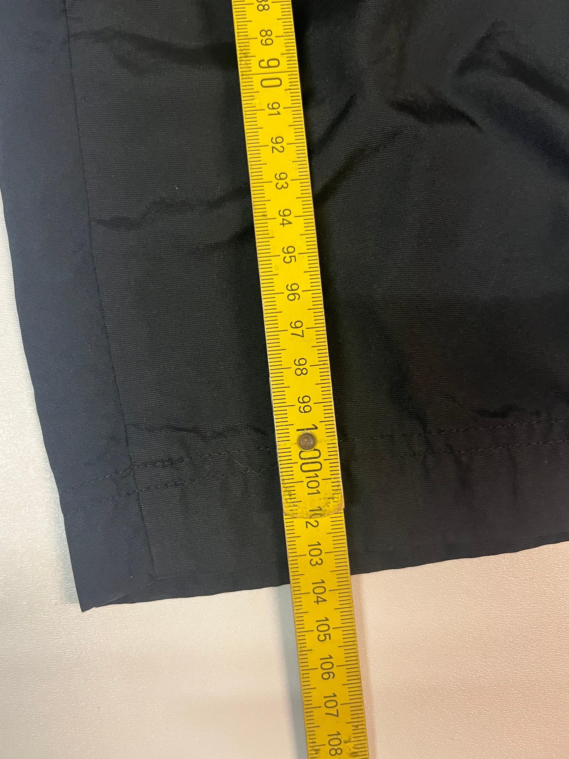 Entdecke unsere Vintage Track Pants von Nike und anderen Marken, erhältlich bei Valuxery.de - Dein Shop für trendige Vintage - Kleidung. Unsere Track Pants sind aus hochwertigen Materialien und