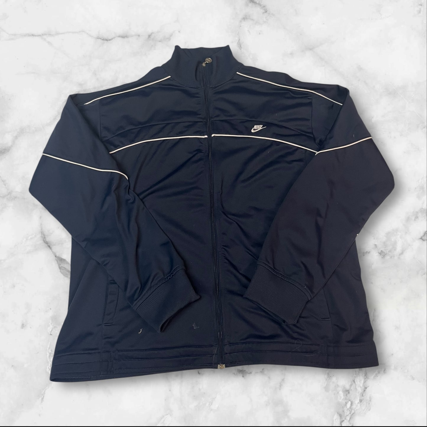 Entdecke unsere Vintage Track Pants von Nike und anderen Marken, erhältlich bei Valuxery.de - Dein Shop für trendige Vintage - Kleidung. Unsere Track Pants sind aus hochwertigen Materialien und