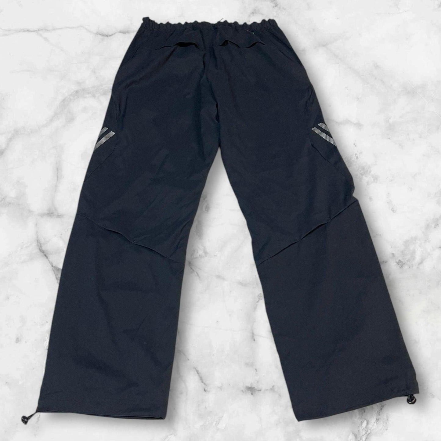 Entdecke unsere Vintage Track Pants von Nike und anderen Marken, erhältlich bei Valuxery.de - Dein Shop für trendige Vintage - Kleidung. Unsere Track Pants sind aus hochwertigen Materialien und