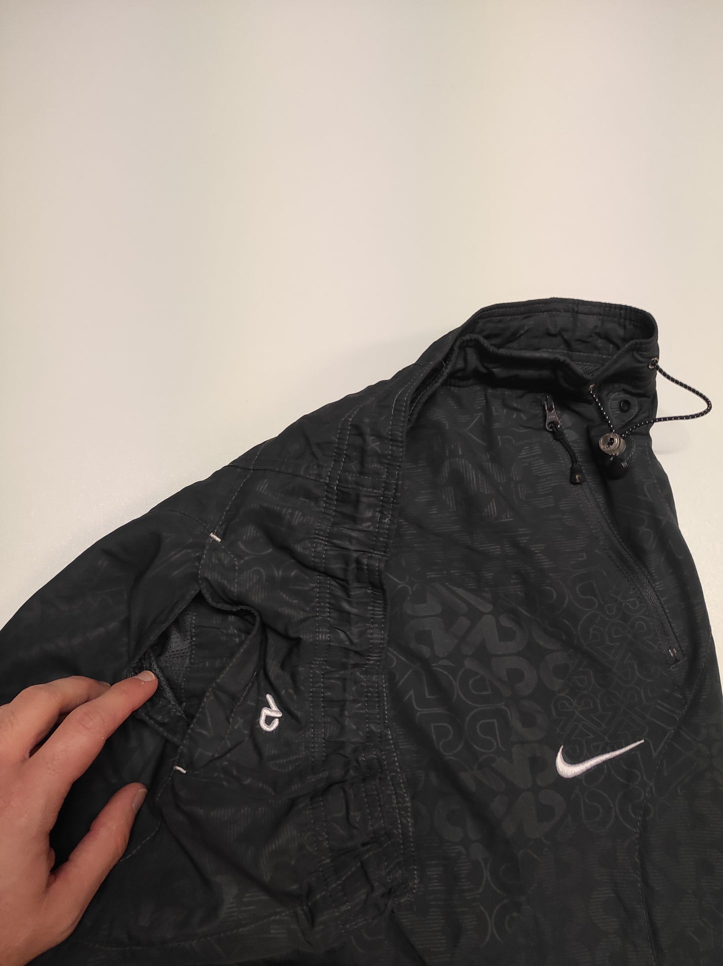 Entdecke unsere Vintage Track Pants von Nike und anderen Marken, erhältlich bei Valuxery.de - Dein Shop für trendige Vintage - Kleidung. Unsere Track Pants sind aus hochwertigen Materialien und
