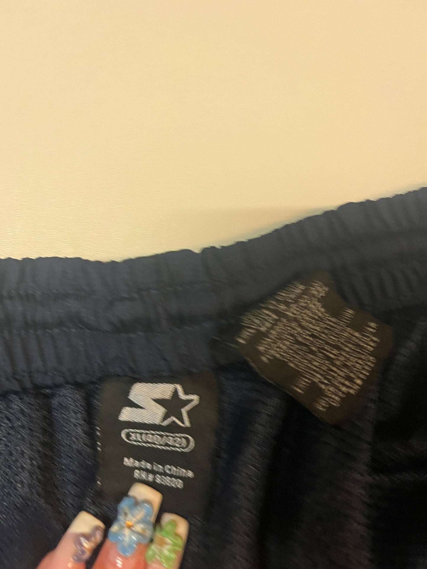 Entdecke unsere Vintage Track Pants von Nike und anderen Marken, erhältlich bei Valuxery.de - Dein Shop für trendige Vintage - Kleidung. Unsere Track Pants sind aus hochwertigen Materialien und