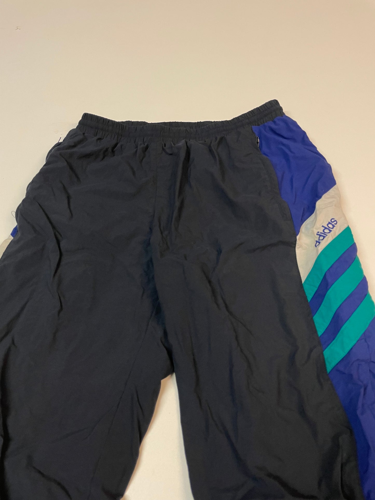 Entdecke unsere Vintage Track Pants von Nike und anderen Marken, erhältlich bei Valuxery.de - Dein Shop für trendige Vintage - Kleidung. Unsere Track Pants sind aus hochwertigen Materialien und
