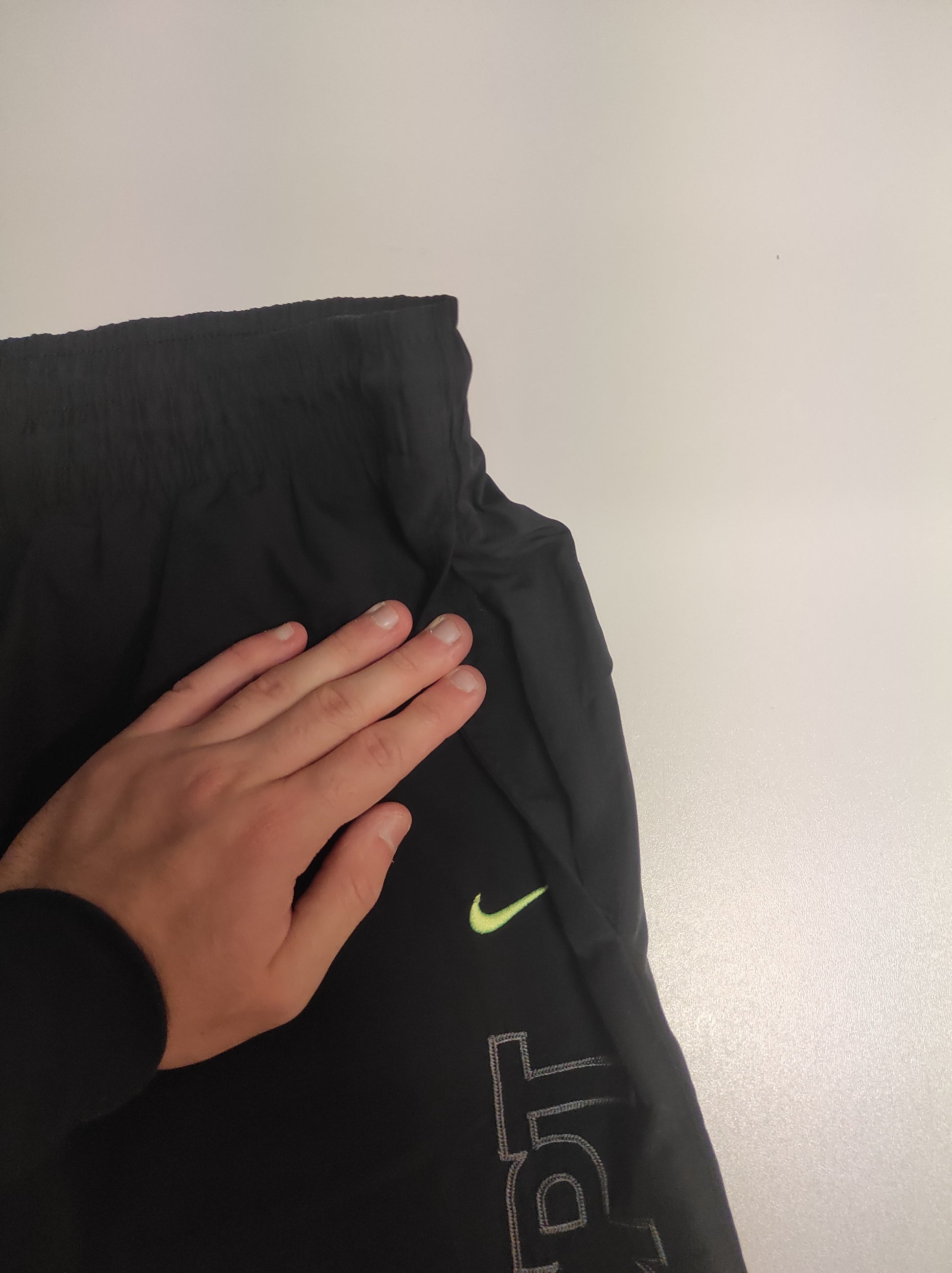 Entdecke unsere Vintage Track Pants von Nike und anderen Marken, erhältlich bei Valuxery.de - Dein Shop für trendige Vintage - Kleidung. Unsere Track Pants sind aus hochwertigen Materialien und