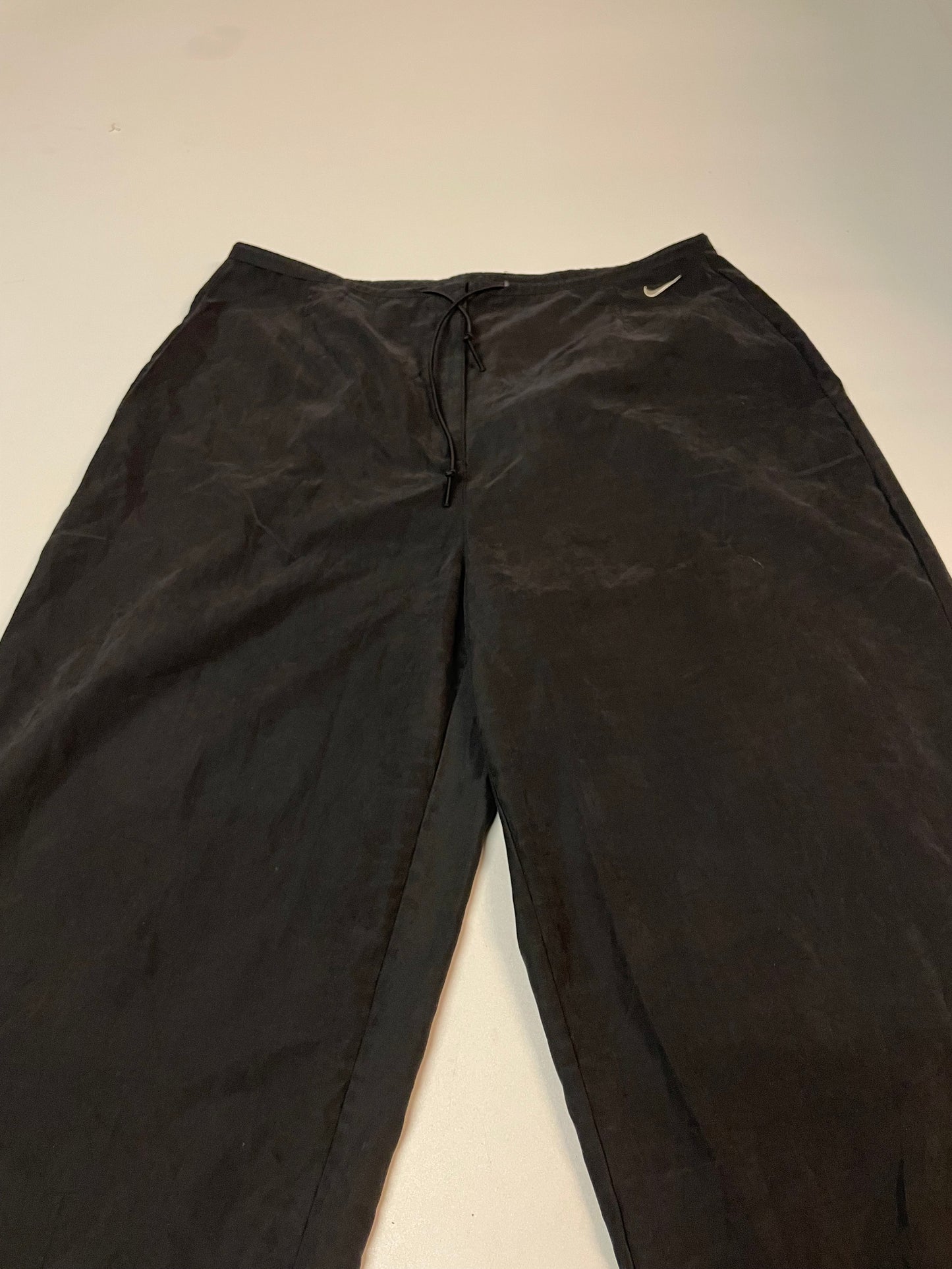 Entdecke unsere Vintage Track Pants von Nike und anderen Marken, erhältlich bei Valuxery.de - Dein Shop für trendige Vintage - Kleidung. Unsere Track Pants sind aus hochwertigen Materialien und