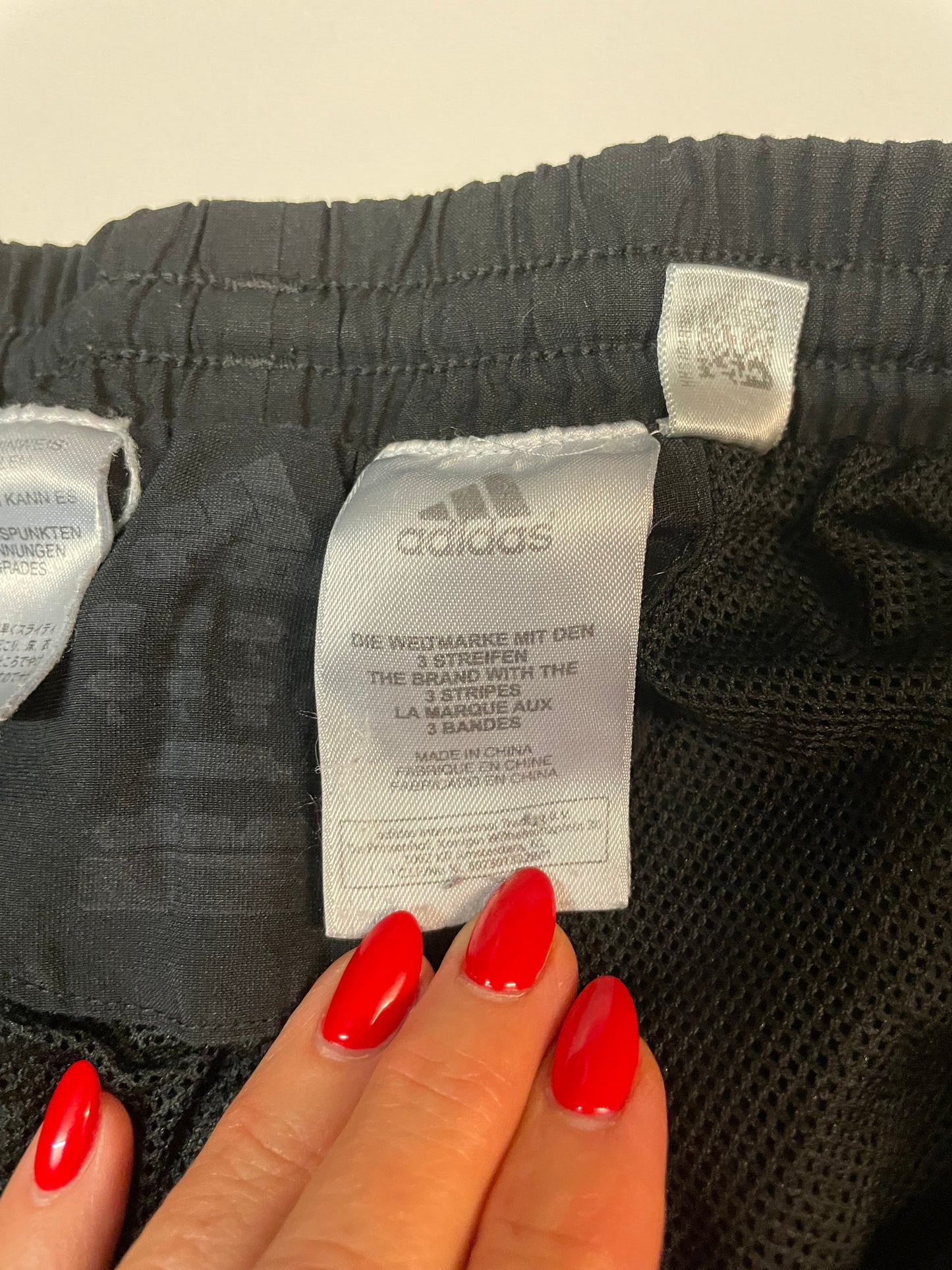 Entdecke unsere Vintage Track Pants von Nike und anderen Marken, erhältlich bei Valuxery.de - Dein Shop für trendige Vintage - Kleidung. Unsere Track Pants sind aus hochwertigen Materialien und