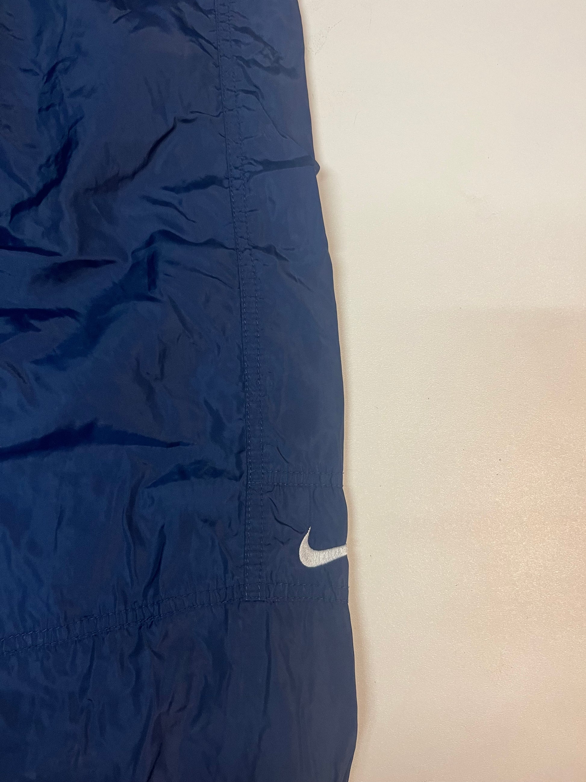 Entdecke unsere Vintage Track Pants von Nike und anderen Marken, erhältlich bei Valuxery.de - Dein Shop für trendige Vintage - Kleidung. Unsere Track Pants sind aus hochwertigen Materialien und