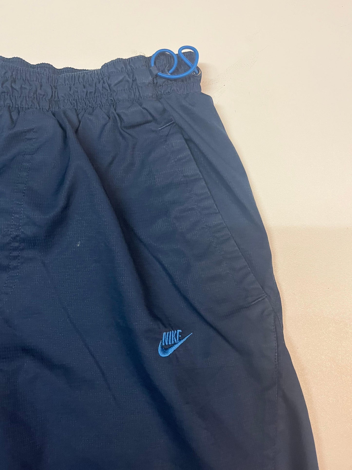 Entdecke unsere Vintage Track Pants von Nike und anderen Marken, erhältlich bei Valuxery.de - Dein Shop für trendige Vintage - Kleidung. Unsere Track Pants sind aus hochwertigen Materialien und