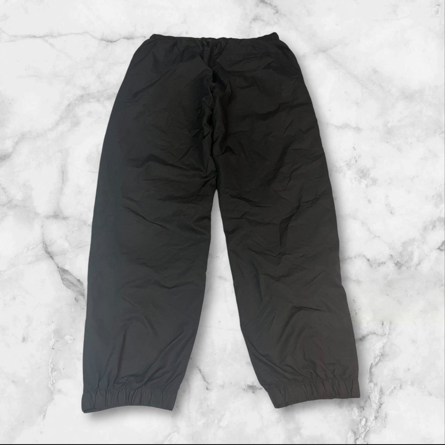 Entdecke unsere Vintage Track Pants von Nike und anderen Marken, erhältlich bei Valuxery.de - Dein Shop für trendige Vintage - Kleidung. Unsere Track Pants sind aus hochwertigen Materialien und