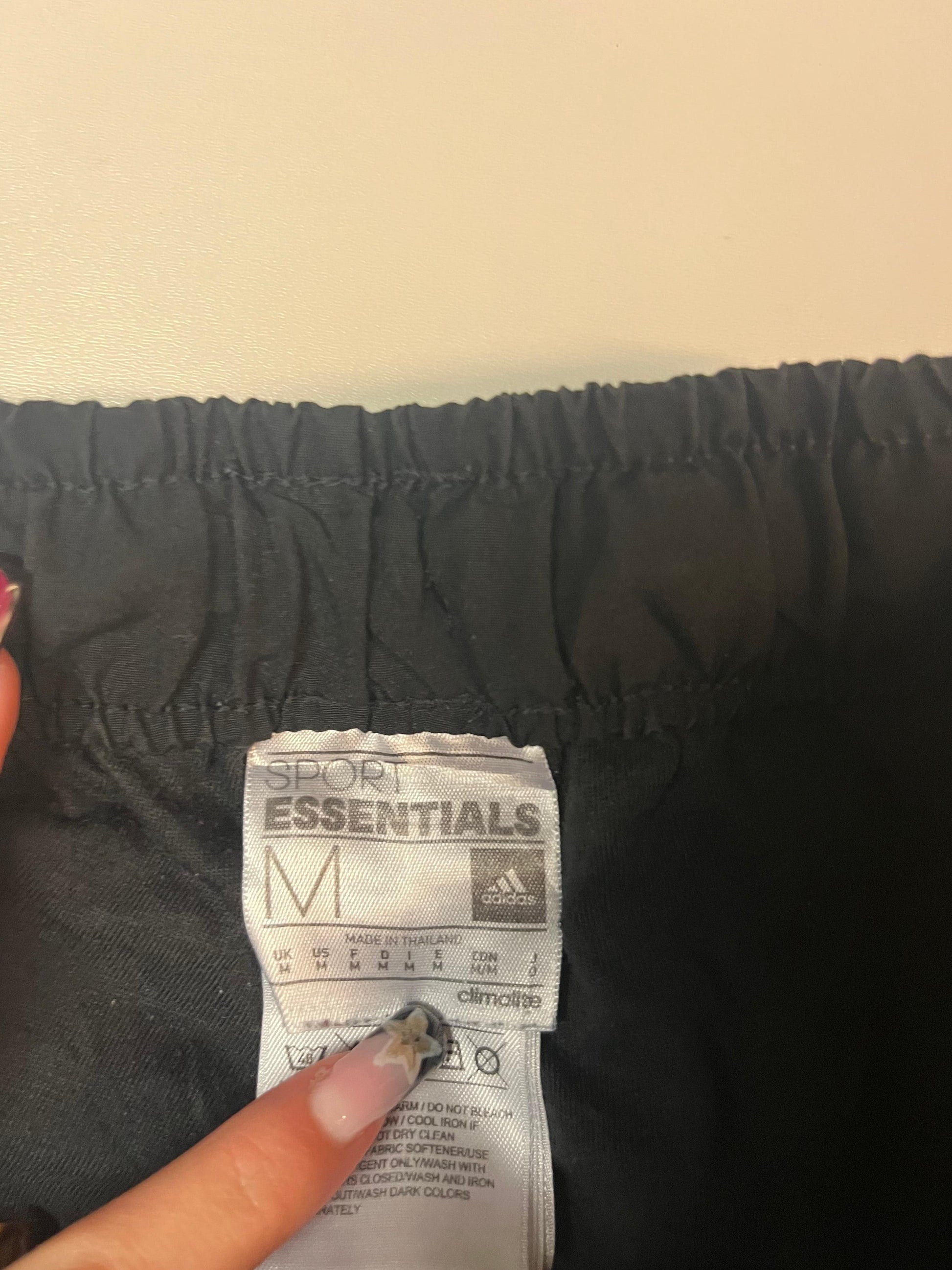 Entdecke unsere Vintage Track Pants von Nike und anderen Marken, erhältlich bei Valuxery.de - Dein Shop für trendige Vintage - Kleidung. Unsere Track Pants sind aus hochwertigen Materialien und