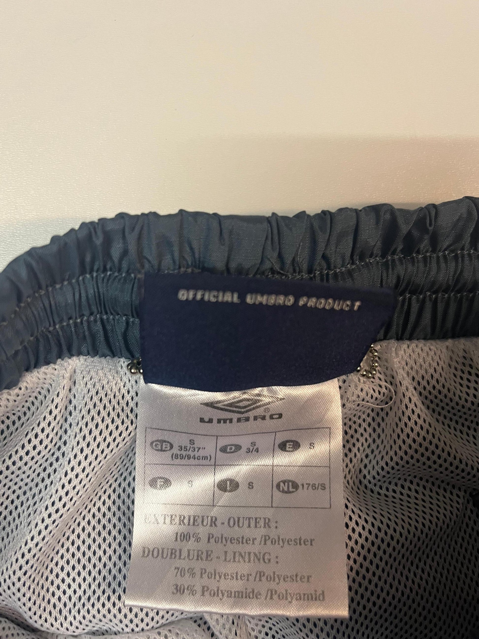 Entdecke unsere Vintage Track Pants von Nike und anderen Marken, erhältlich bei Valuxery.de - Dein Shop für trendige Vintage - Kleidung. Unsere Track Pants sind aus hochwertigen Materialien und