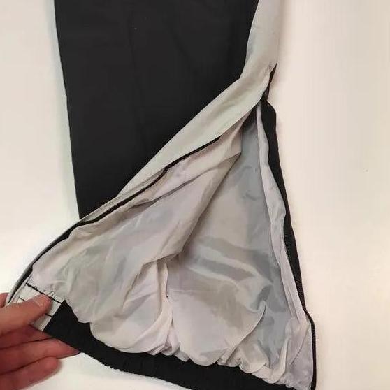 Entdecke unsere Vintage Track Pants von Nike und anderen Marken, erhältlich bei Valuxery.de - Dein Shop für trendige Vintage - Kleidung. Unsere Track Pants sind aus hochwertigen Materialien und