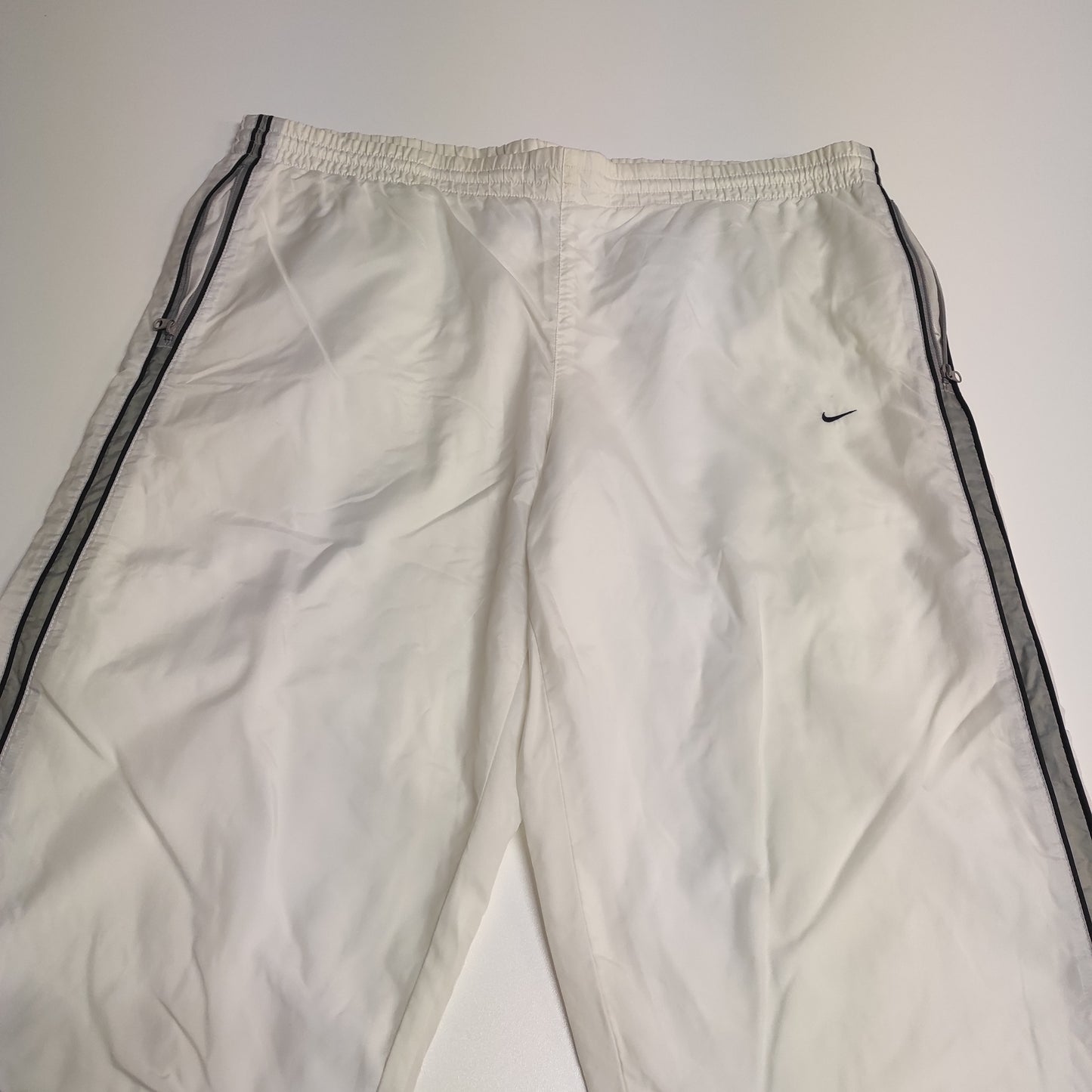 Entdecke unsere Vintage Track Pants von Nike und anderen Marken, erhältlich bei Valuxery.de - Dein Shop für trendige Vintage - Kleidung. Unsere Track Pants sind aus hochwertigen Materialien und