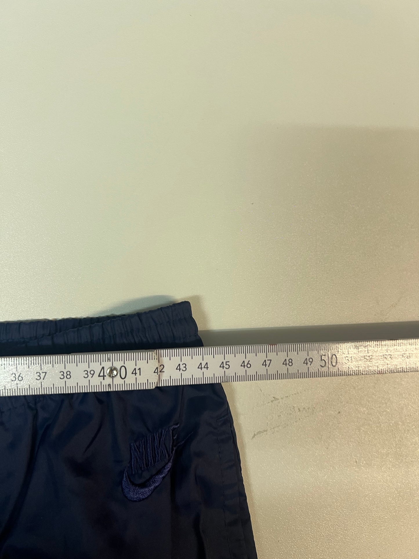 Entdecke unsere Vintage Track Pants von Nike und anderen Marken, erhältlich bei Valuxery.de - Dein Shop für trendige Vintage - Kleidung. Unsere Track Pants sind aus hochwertigen Materialien und