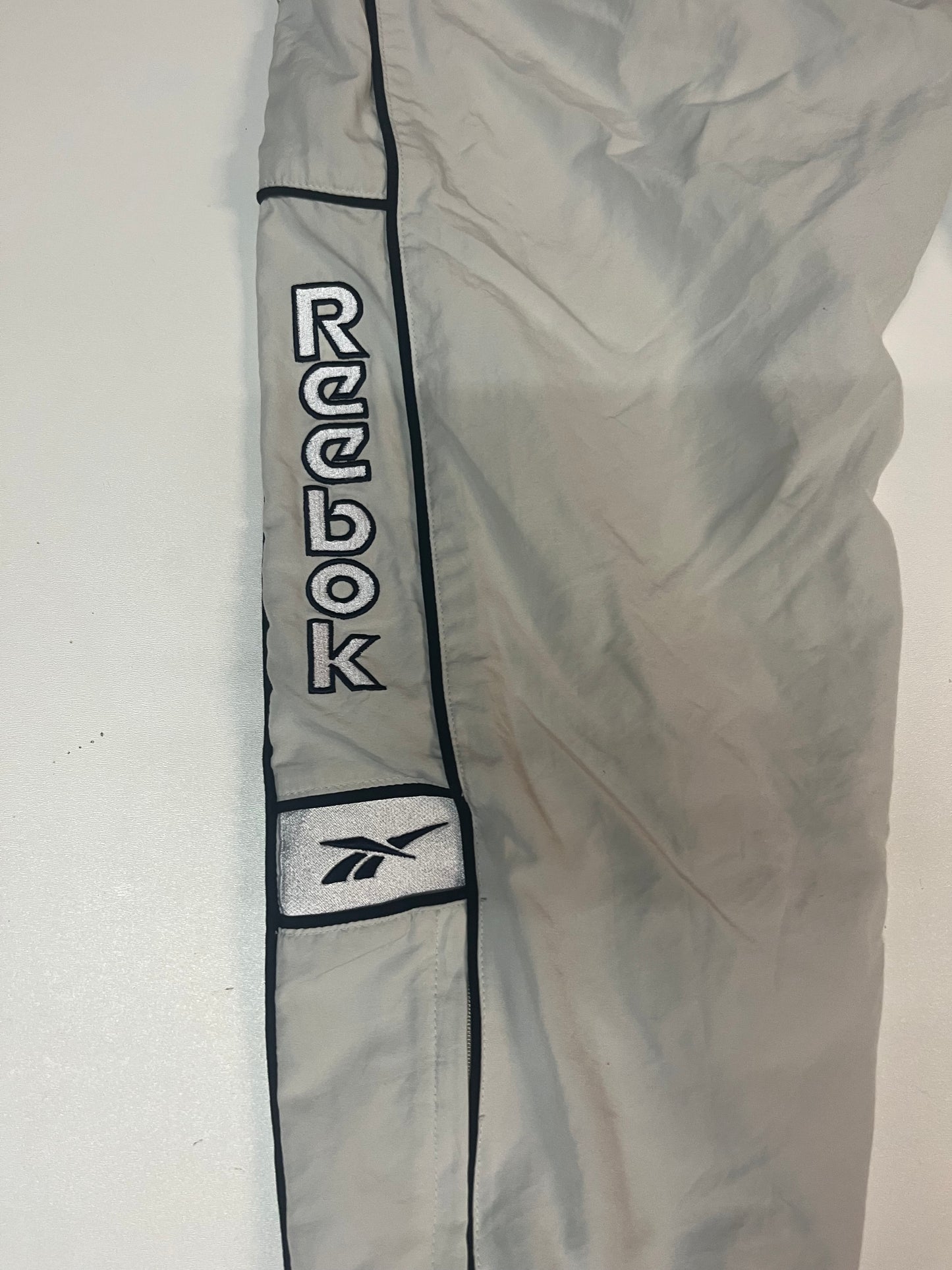 Entdecke unsere Vintage Track Pants von Nike und anderen Marken, erhältlich bei Valuxery.de - Dein Shop für trendige Vintage - Kleidung. Unsere Track Pants sind aus hochwertigen Materialien und