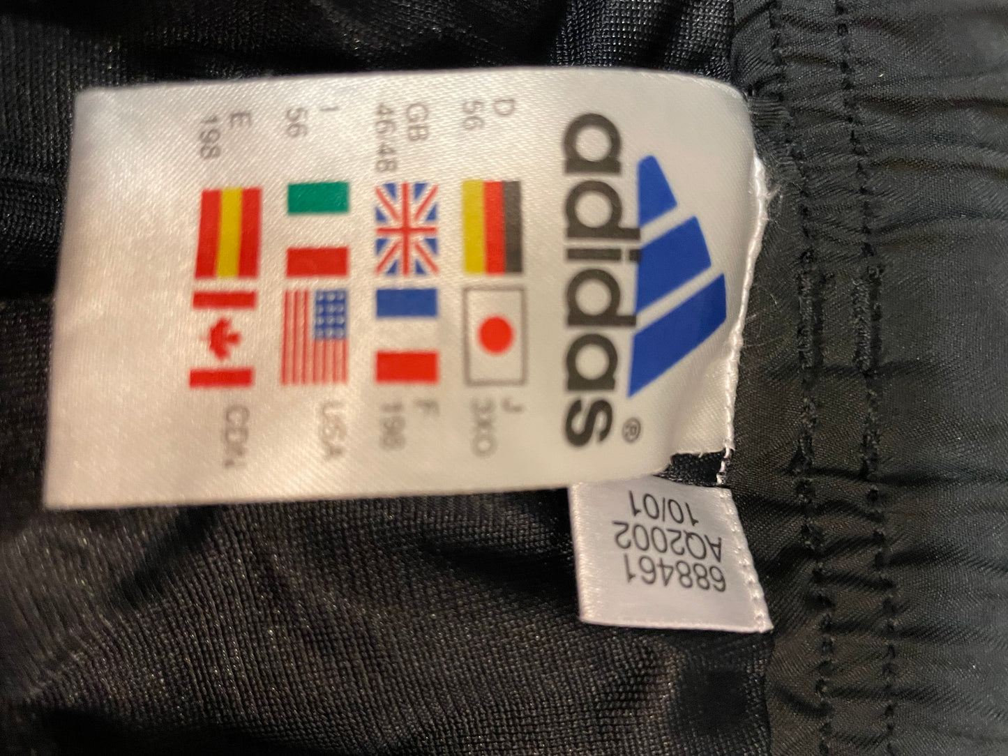 Entdecke unsere Vintage Track Pants von Nike und anderen Marken, erhältlich bei Valuxery.de - Dein Shop für trendige Vintage - Kleidung. Unsere Track Pants sind aus hochwertigen Materialien und