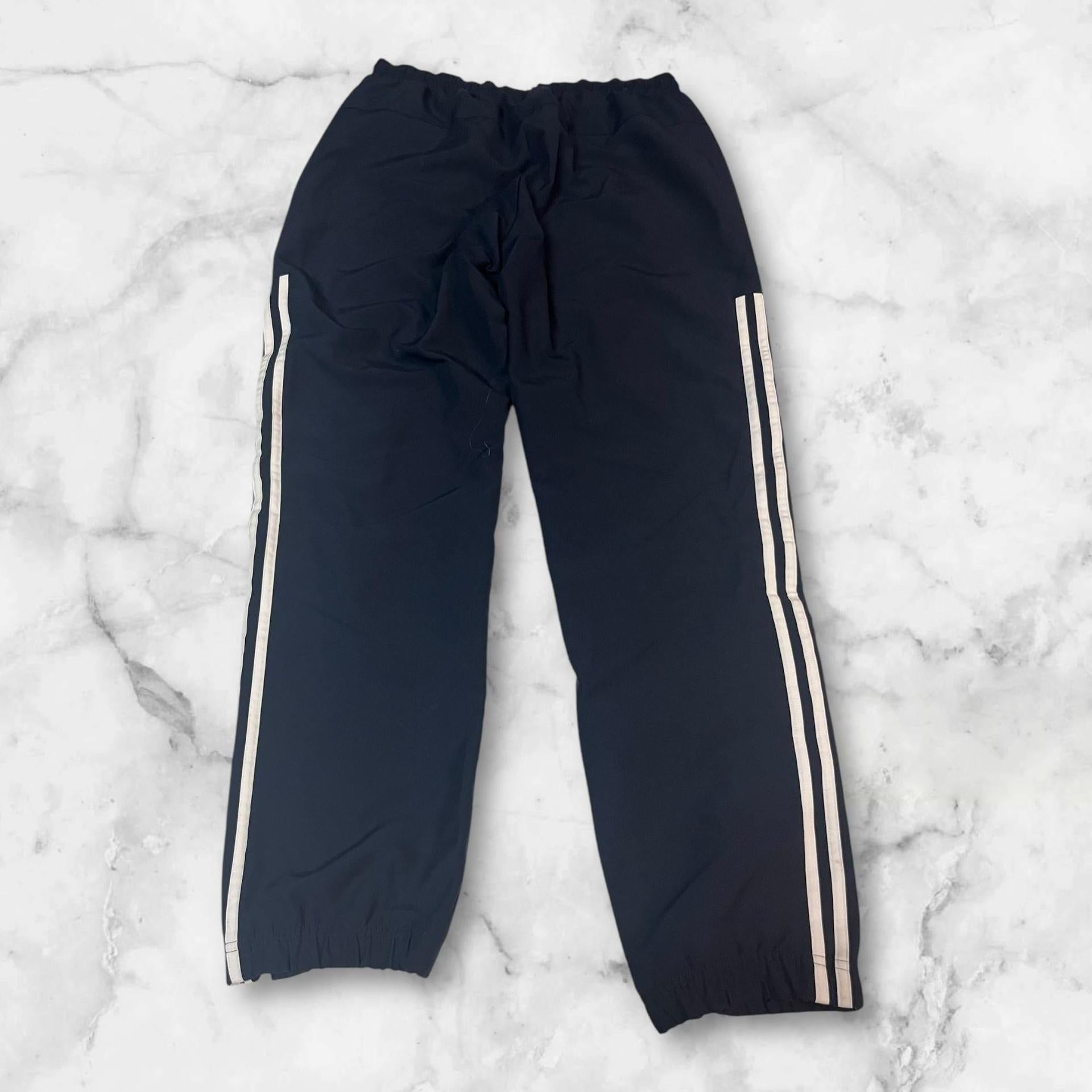 Entdecke unsere Vintage Track Pants von Nike und anderen Marken, erhältlich bei Valuxery.de - Dein Shop für trendige Vintage - Kleidung. Unsere Track Pants sind aus hochwertigen Materialien und