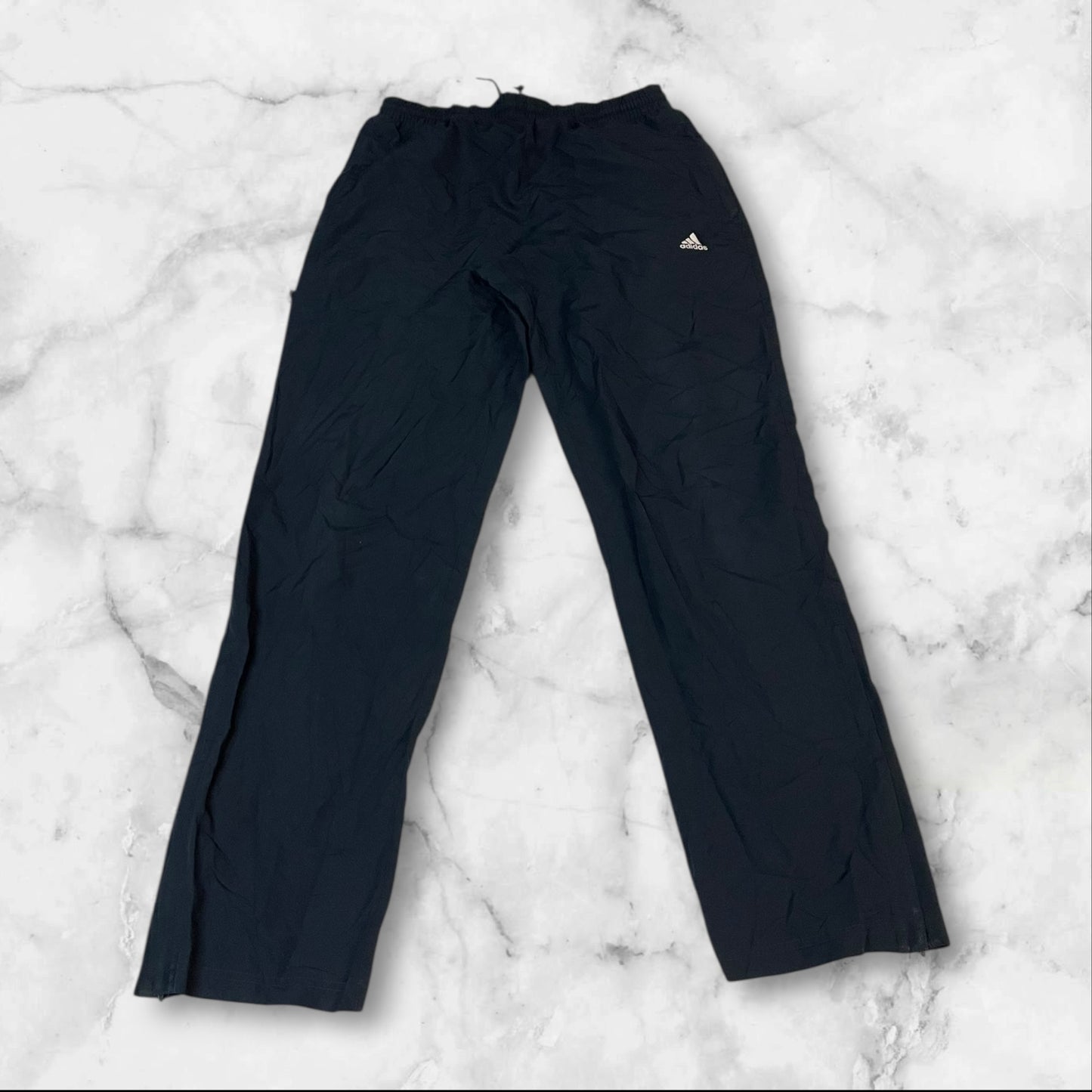 Entdecke unsere Vintage Track Pants von Nike und anderen Marken, erhältlich bei Valuxery.de - Dein Shop für trendige Vintage - Kleidung. Unsere Track Pants sind aus hochwertigen Materialien und