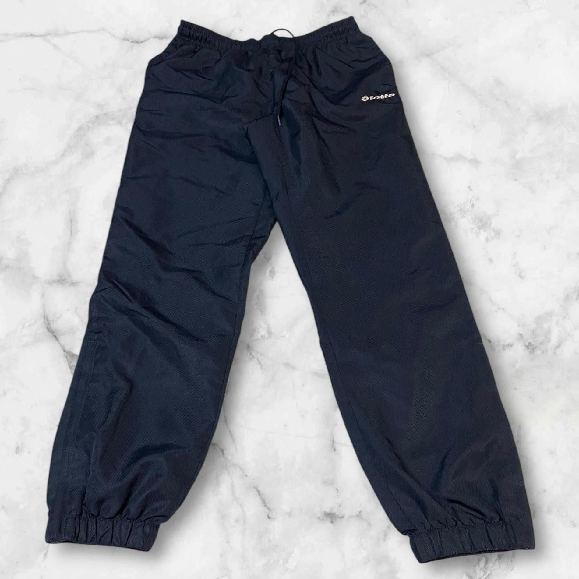 Entdecke unsere Vintage Track Pants von Nike und anderen Marken, erhältlich bei Valuxery.de - Dein Shop für trendige Vintage - Kleidung. Unsere Track Pants sind aus hochwertigen Materialien und