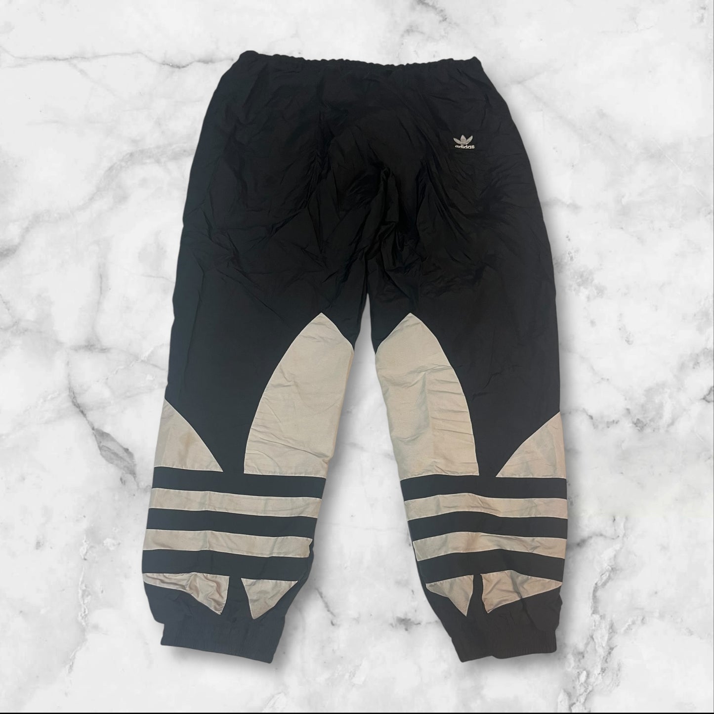 Entdecke unsere Vintage Track Pants von Nike und anderen Marken, erhältlich bei Valuxery.de - Dein Shop für trendige Vintage - Kleidung. Unsere Track Pants sind aus hochwertigen Materialien und
