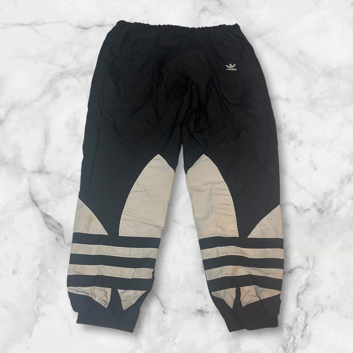 Entdecke unsere Vintage Track Pants von Nike und anderen Marken, erhältlich bei Valuxery.de - Dein Shop für trendige Vintage - Kleidung. Unsere Track Pants sind aus hochwertigen Materialien und